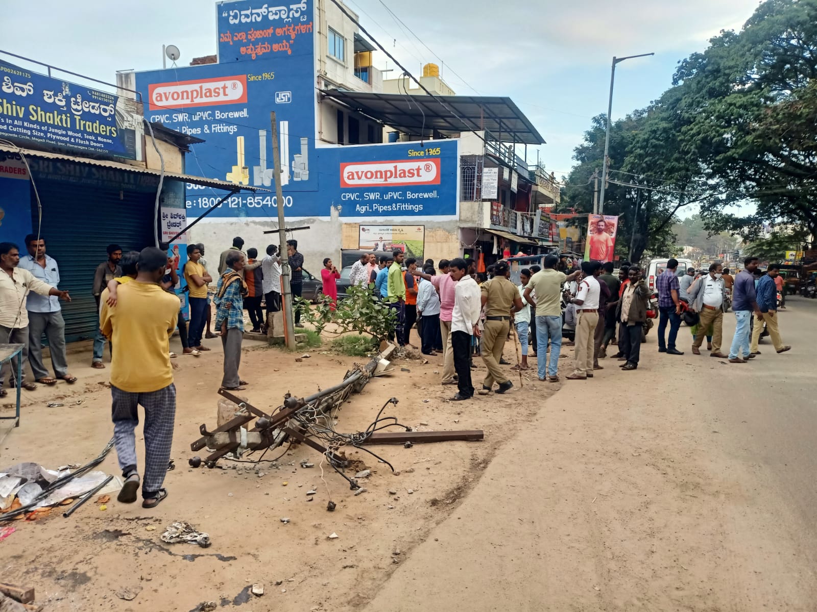 Lorry driver rams into electric pole, Lorry driver hit to electric pole, Ramnagar electric pole issue, Ramnagar accident news, ವಿದ್ಯುತ್​ ಕಂಬಗಳಿಗೆ ಡಿಕ್ಕಿ ಹೊಡೆದ ಲಾರಿ ಚಾಲಕ, ಲೈಟ್​ ಕಂಬಗಳಿಗೆ ಲಾರಿ ಡಿಕ್ಕಿ, ರಾಮನಗರದಲ್ಲಿ ವಿದ್ಯುತ್​ ಕಂಬ ವಿವಾದ, ರಾಮನಗರ ಅಪಘಾತ ಸುದ್ದಿ,