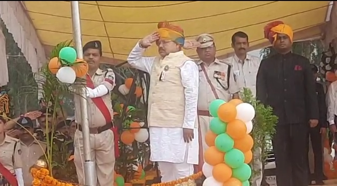 Pradyuman Singh Tomar hoisted tricolor in Guna