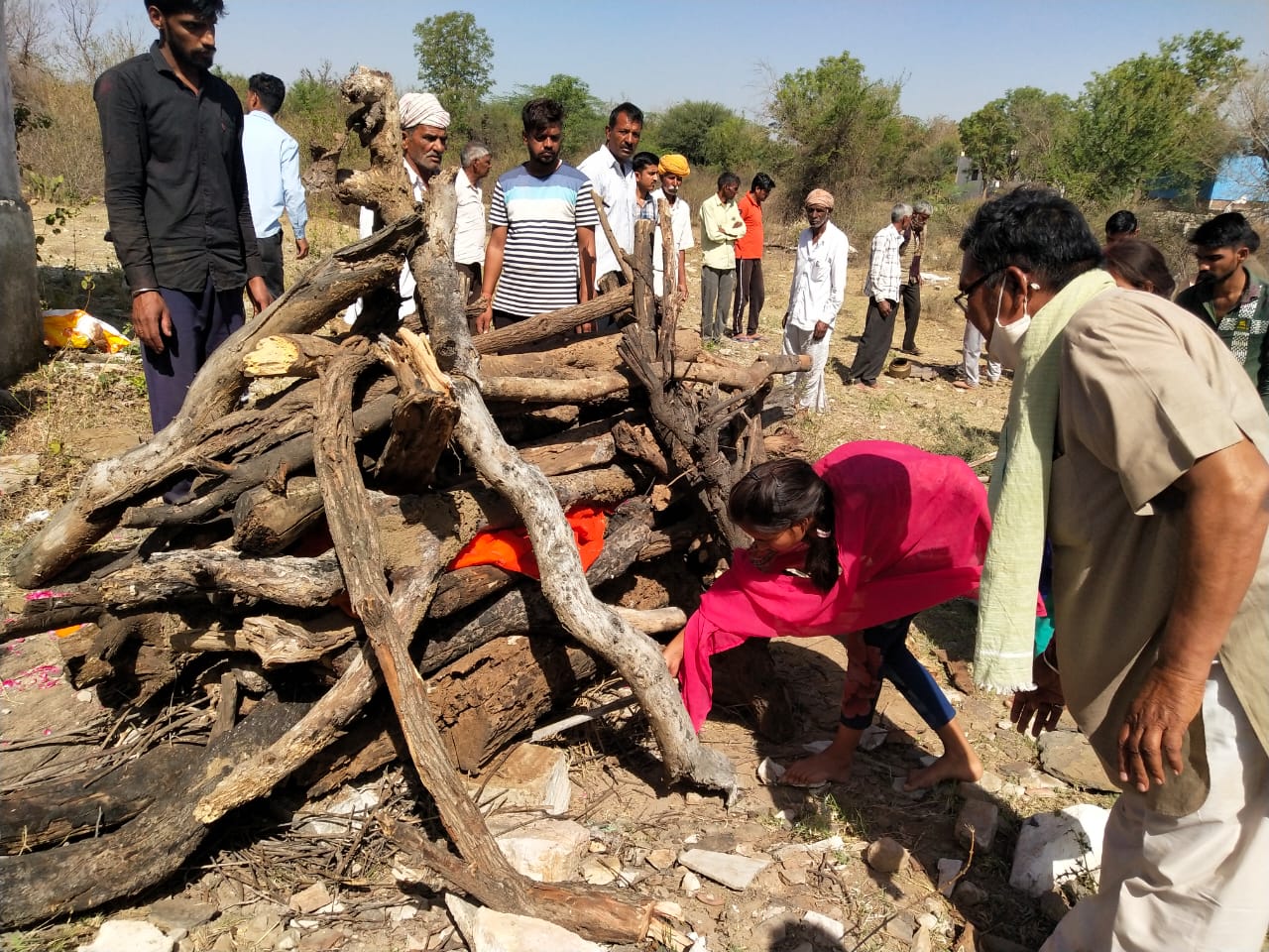 मां को मुखाग्नि देती बेटियां