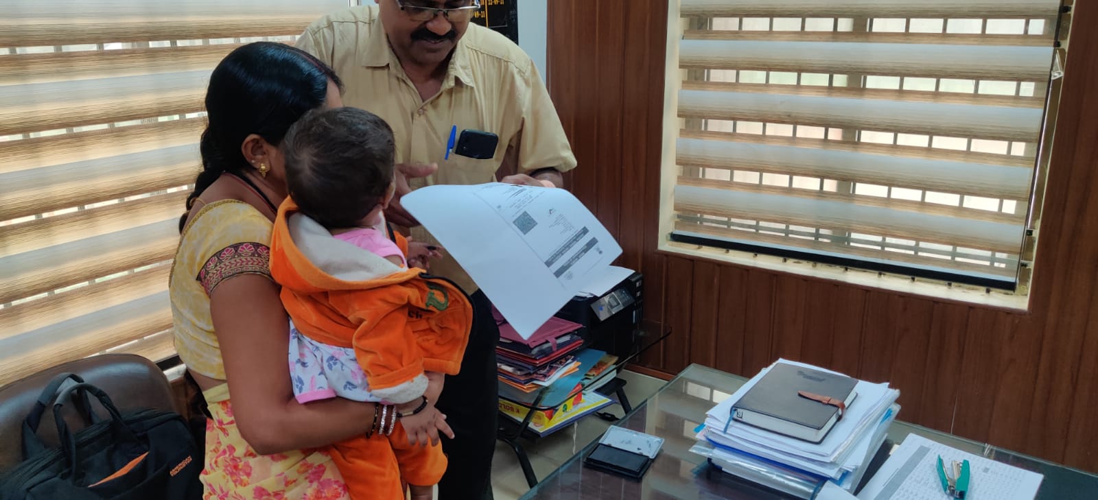 Registration for compassionate appointment of ten month old girl in Raipur  Railway job for ten month old girl in Chhattisgarh  10 month old Radhika yadav got job in Railway department  Raipur Radhika news  ಛತ್ತೀಸ್​ಗಢದಲ್ಲಿ 10 ತಿಂಗಳ ಮಗುವಿಗೆ ರೈಲ್ವೇ ಇಲಾಖೆಯಲ್ಲಿ ಕೆಲಸ  ರಾಯ್​ಪುರ ರೈಲ್ವೇ ಇಲಾಖೆಯಲ್ಲಿ ಹತ್ತು ತಿಂಗಳ ಮಗುವಿಗೆ ಕೆಲಸ  ಆಗ್ನೇಯ ಮಧ್ಯ ರೈಲ್ವೆ ರಾಯಪುರ ವಿಭಾಗವೂ ಅನುಕಂಪದ ನೇಮಕಾತಿ ಕ್ಷೇತ್ರದಲ್ಲಿ ಇತಿಹಾಸ  10 ತಿಂಗಳ ಮಗುವಿಗೆ ರೈಲ್ವೆಯಲ್ಲಿ ಅನುಕಂಪ ಆಧಾರದ ನೇಮಕಾತಿ  ಛತ್ತೀಸ್​ಗಢ ರೈಲ್ವೇ ಸುದ್ದಿ