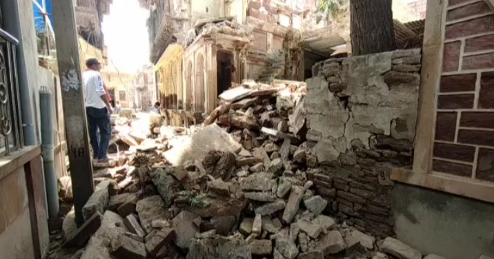 धराशाई हुई पुरानी जर्जर हवेली, The old dilapidated mansion collapsed