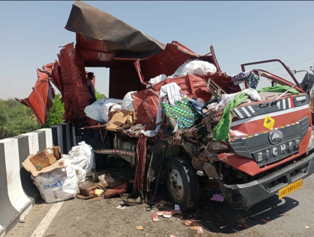 टैंकर ने ट्रक को मारी टक्कर, Tanker hit the truck