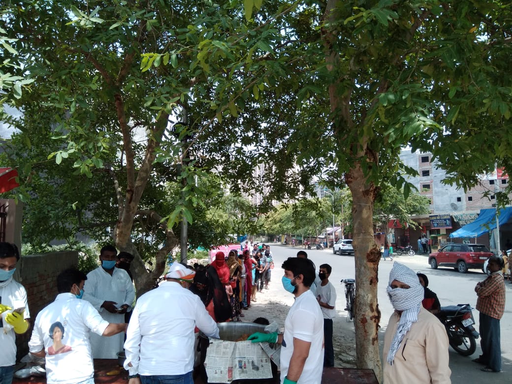 Distribution of food to the needy under Rajiv Gandhi Rasoi