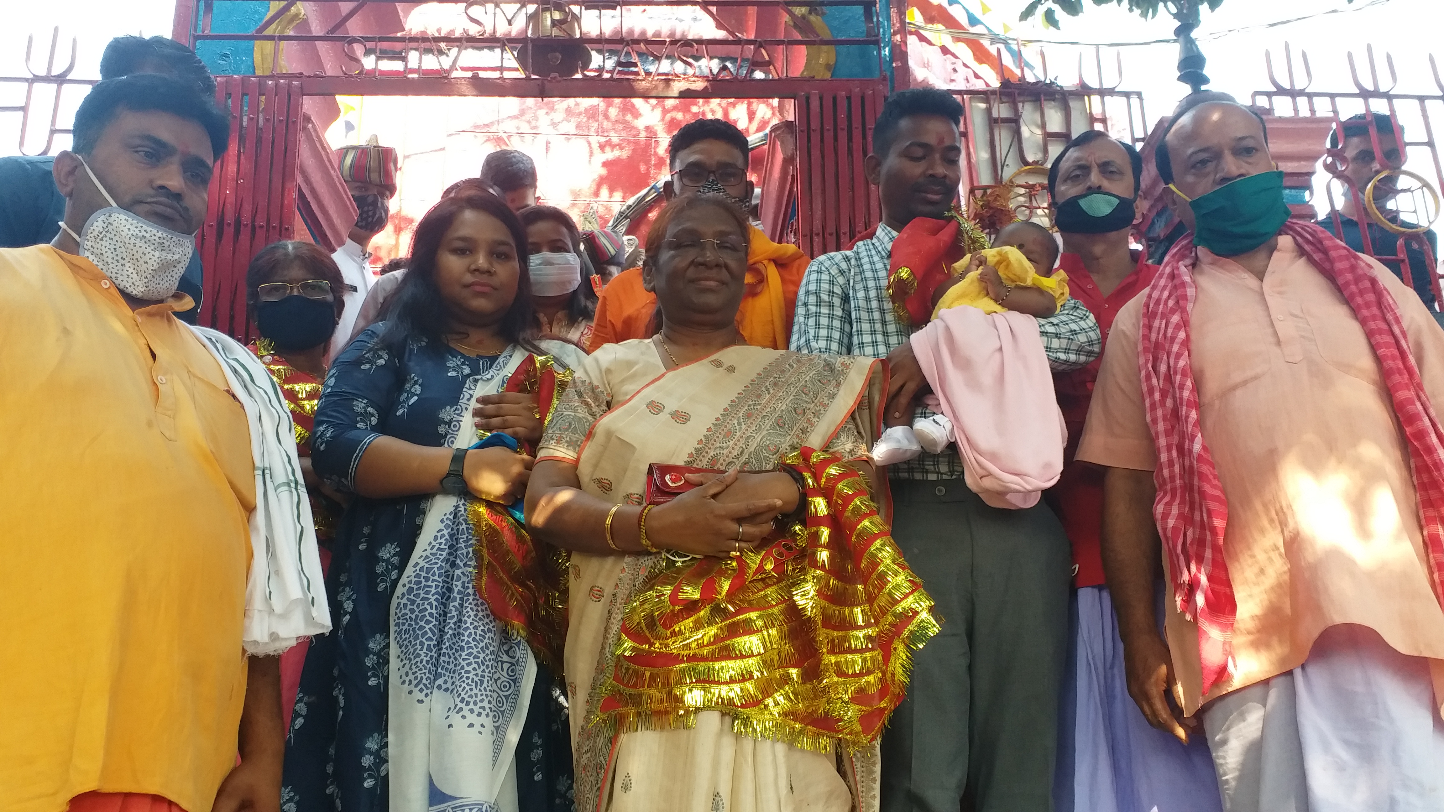 governor-draupadi-murmu-worshipped-in-rajappa-temple-in-ramgargh