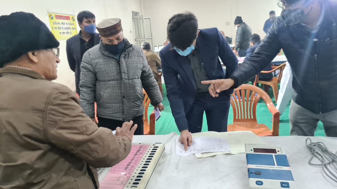 Review and Inspection of Polling Station in Noida: نوئیڈا میں پولنگ سینٹرز پر انتظامات کا جائزہ اور معائنہ