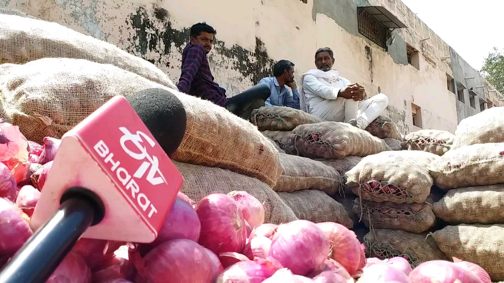 ડુંગળીના ભાવ પર કોરોનાની અસર: નિકાસ બંધ થતાં ખેડુૂતો રોષે ભરાયા