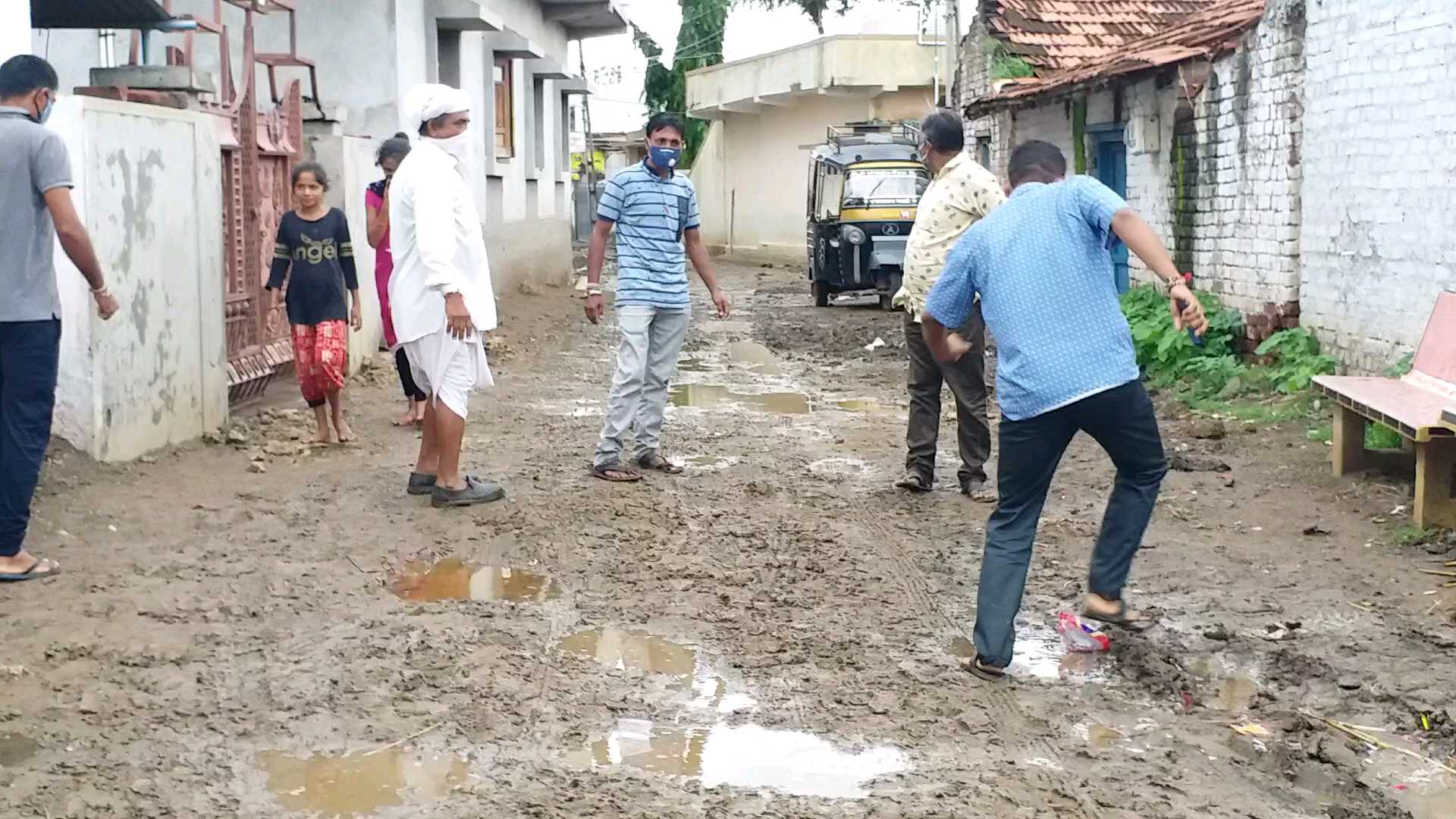 ગામમાં પાણી,રસ્તા અને ગટર જેવી વ્યવસ્થા નથી