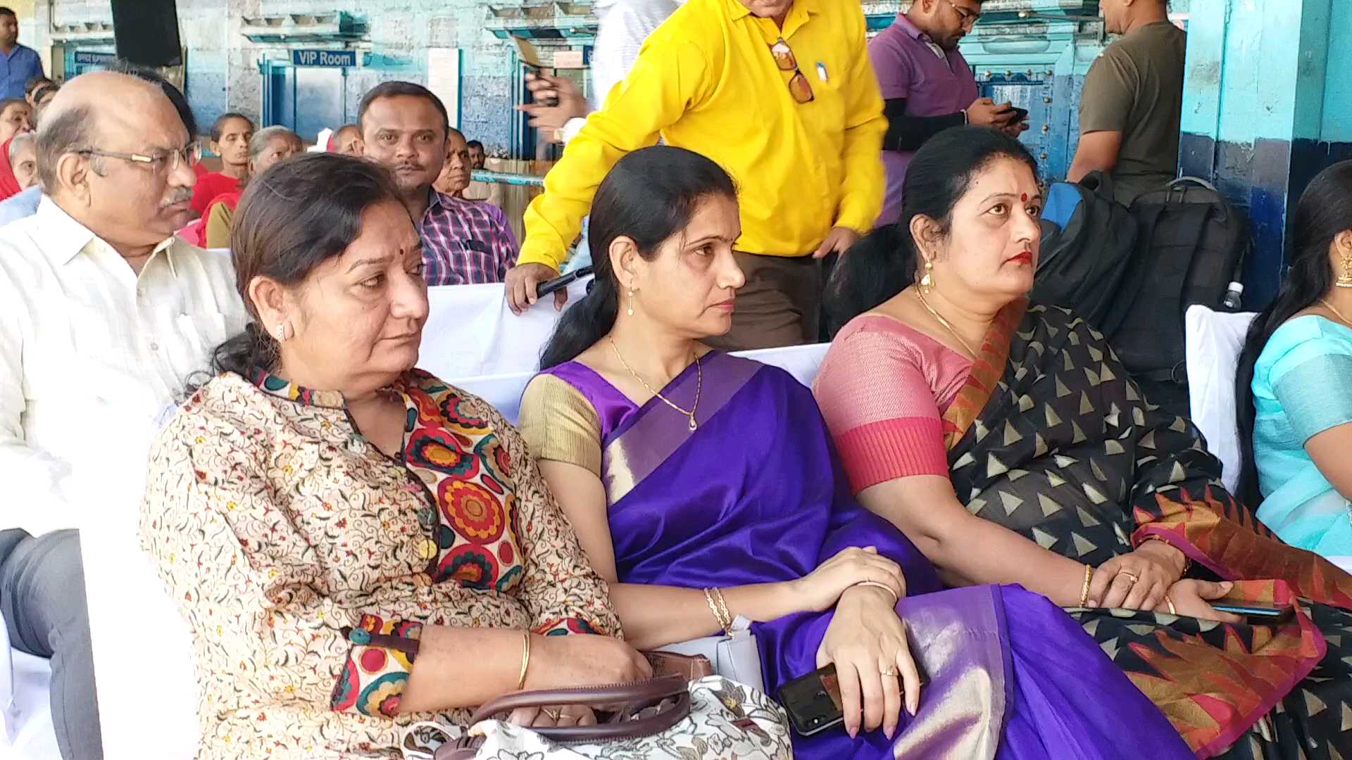 Annual honoring of women working as porters at Bhavnagar Railway Terminus has been honored every year since 1880