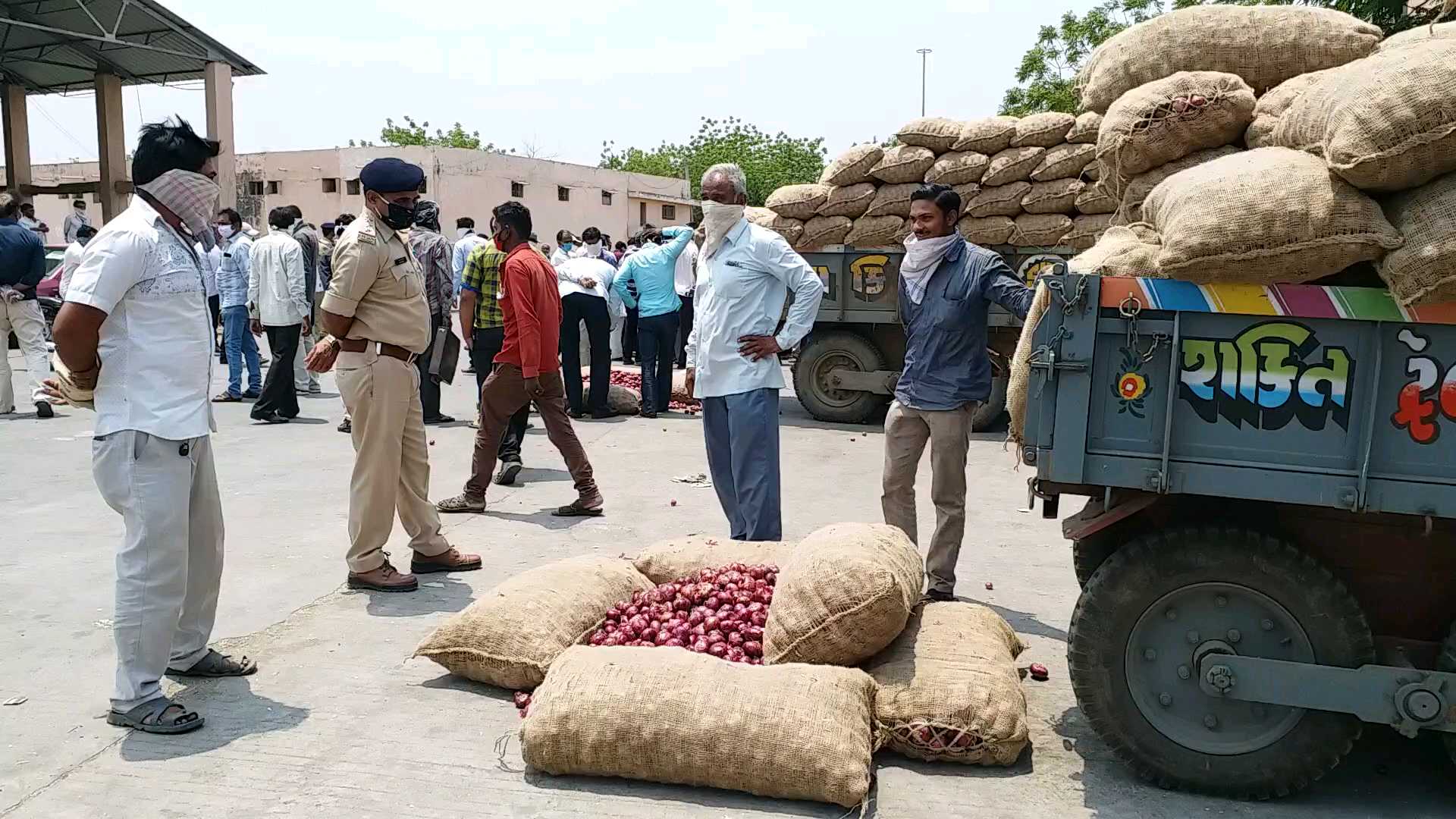 Onion auction begins by registering 100 farmers in the yard due to lockdown