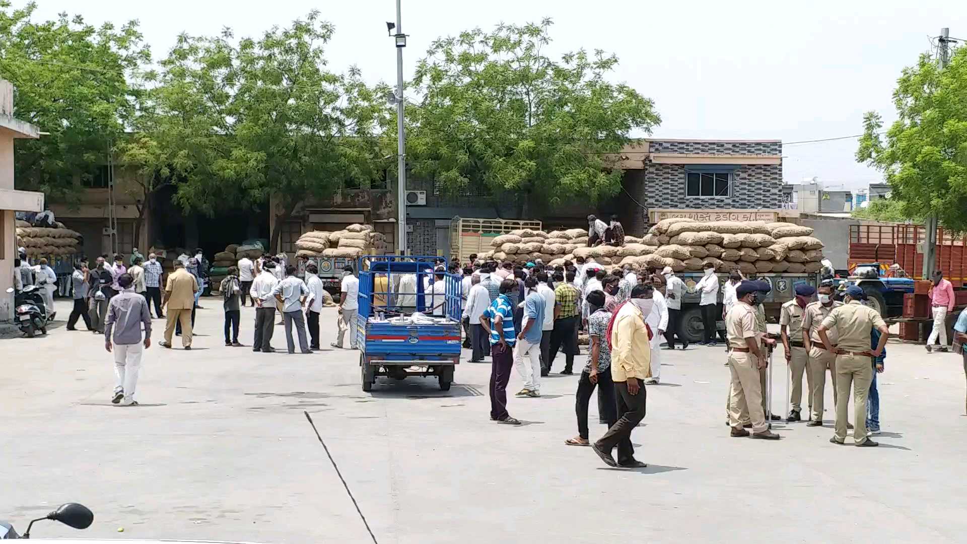 Onion auction begins by registering 100 farmers in the yard due to lockdown