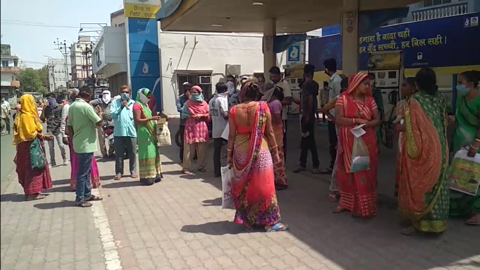 The crowd at the ration shop introduced the collectorThe crowd at the ration shop introduced the collector