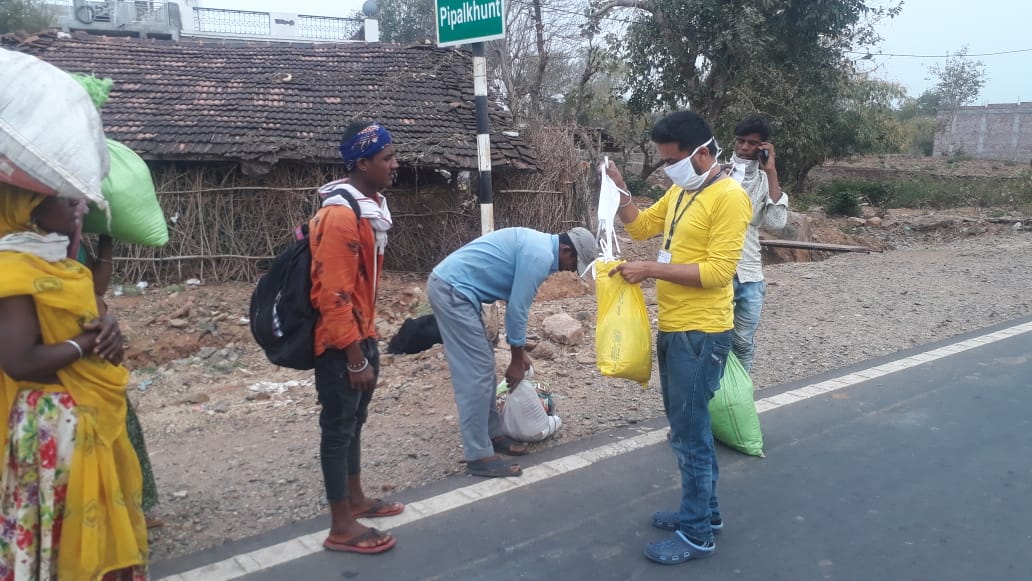 संघ ने बांटा खाना, pratapgarh news, sangh distributed food to poors, pratapgarh lockdown