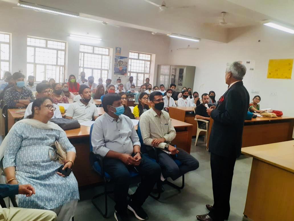 Rani Padmini Girls College in Udaipur, Udaipur Sukhadia University Meeting, Sukhadia University Vice Chancellor Corona Vaccine