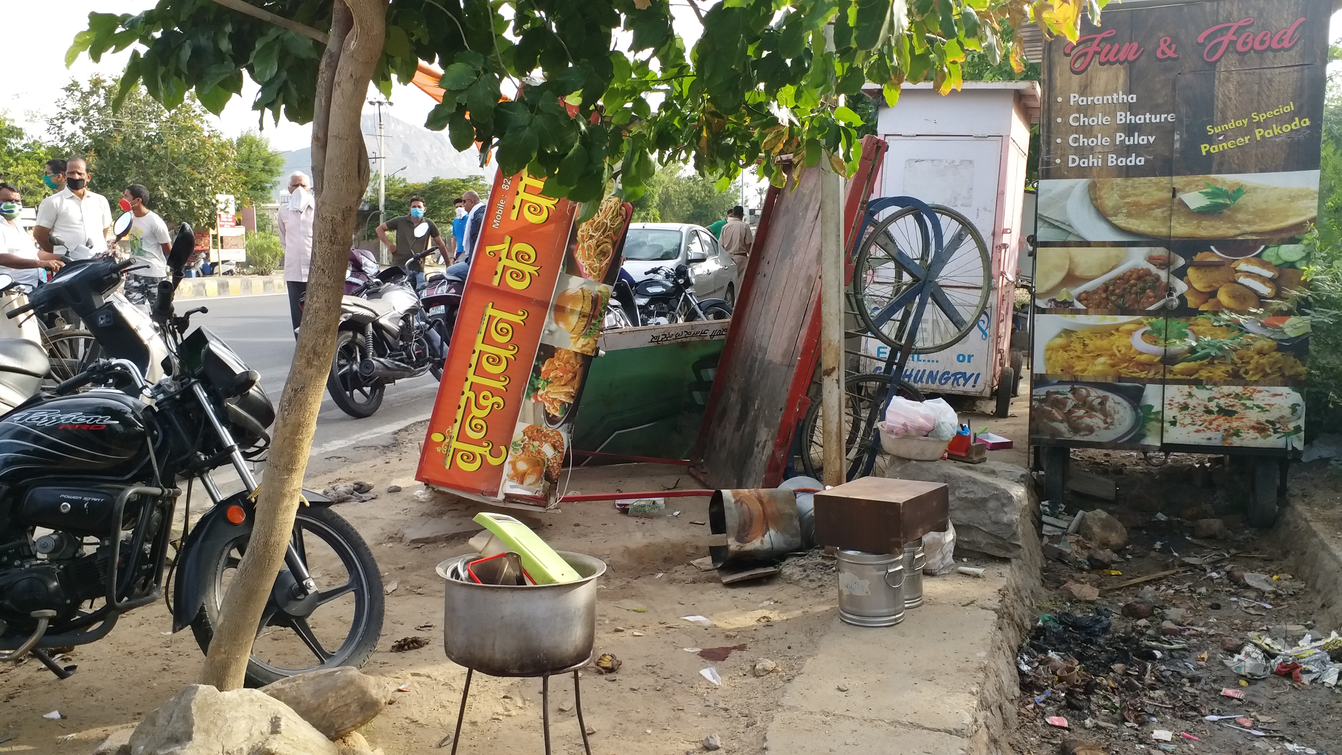 बेकाबू कार ने ठेले को मारी टक्कर, Uncontrollable car hit the cart