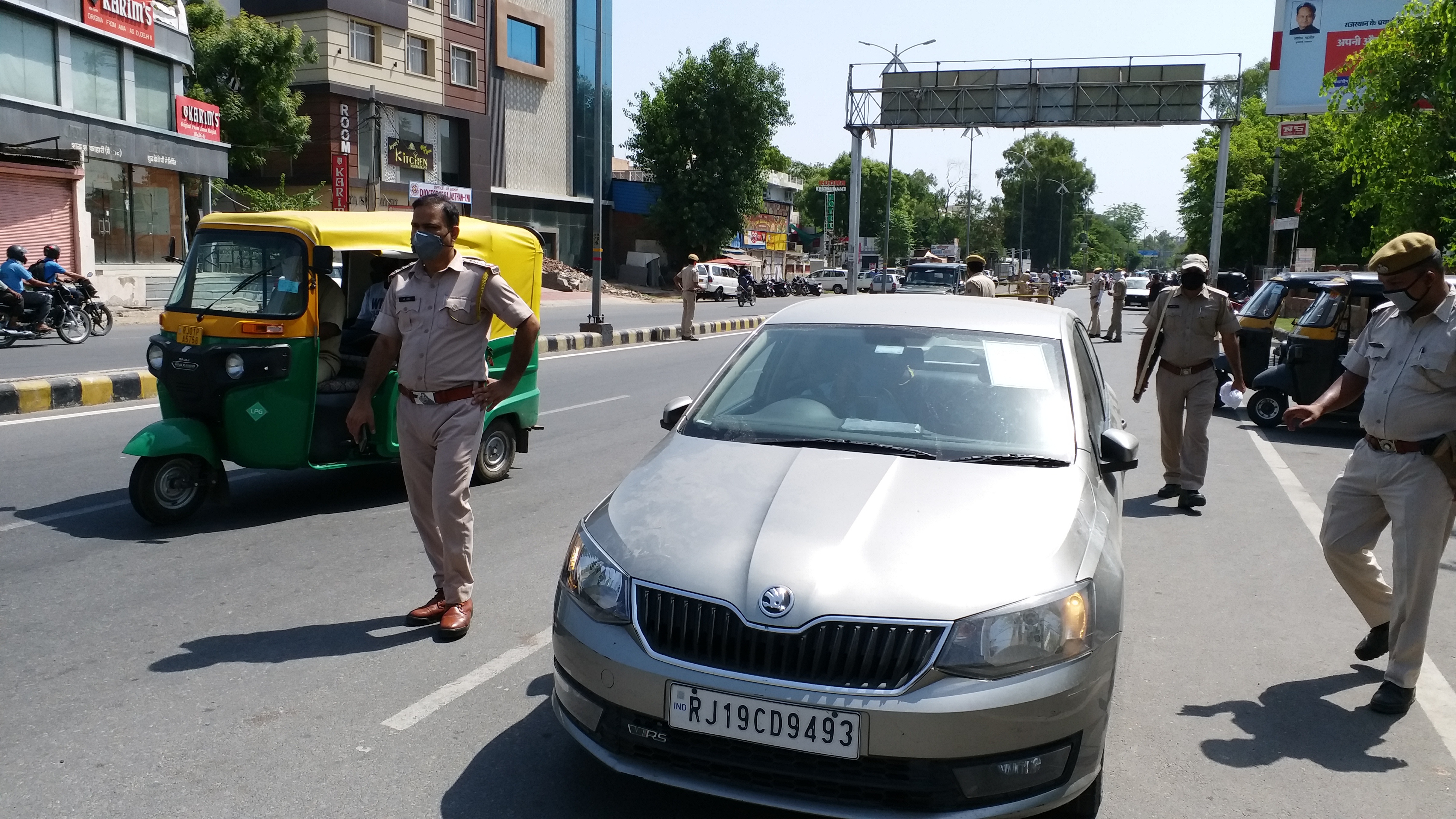 गाड़ियों की हुई सघन चेकिंग, Intensive checking of vehicles