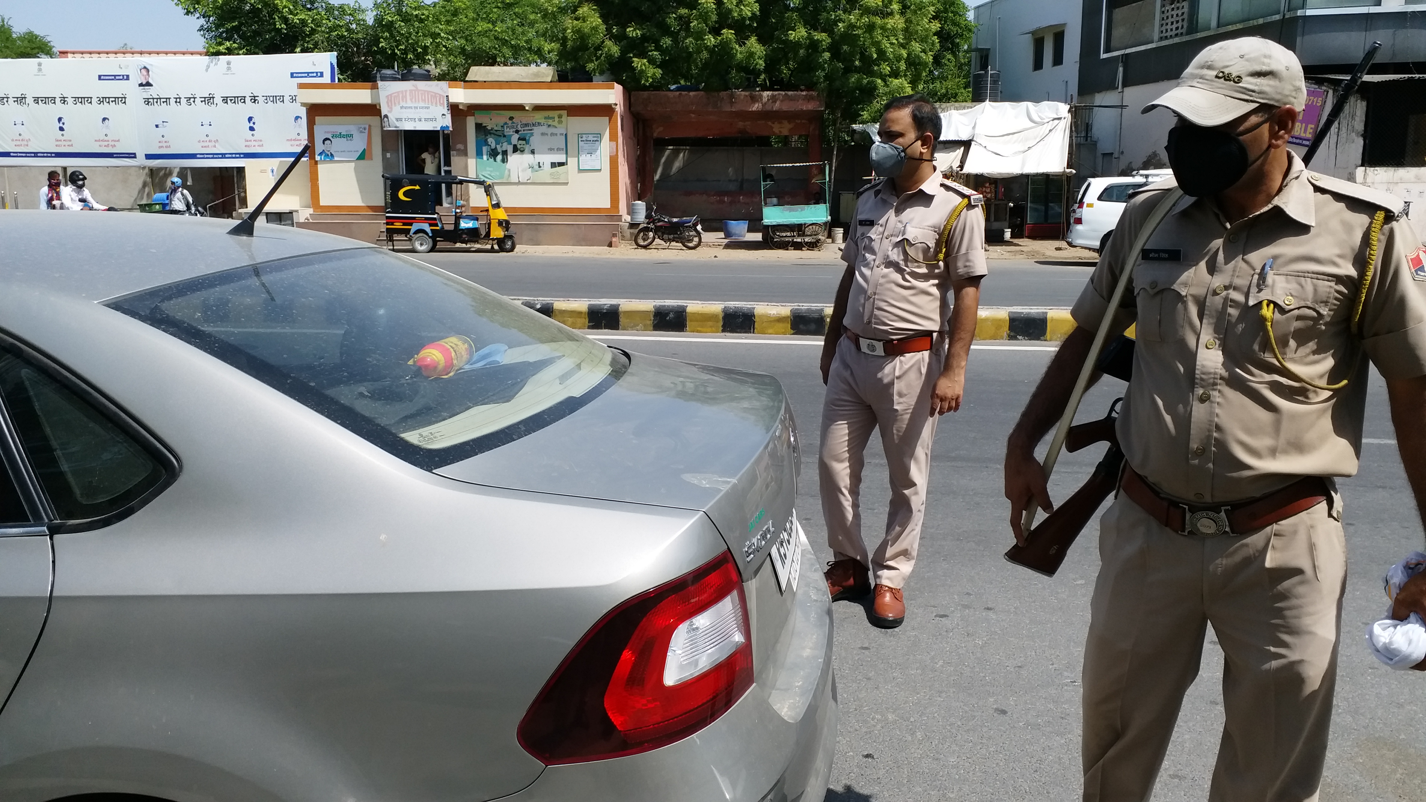 गाड़ियों की हुई सघन चेकिंग, Intensive checking of vehicles