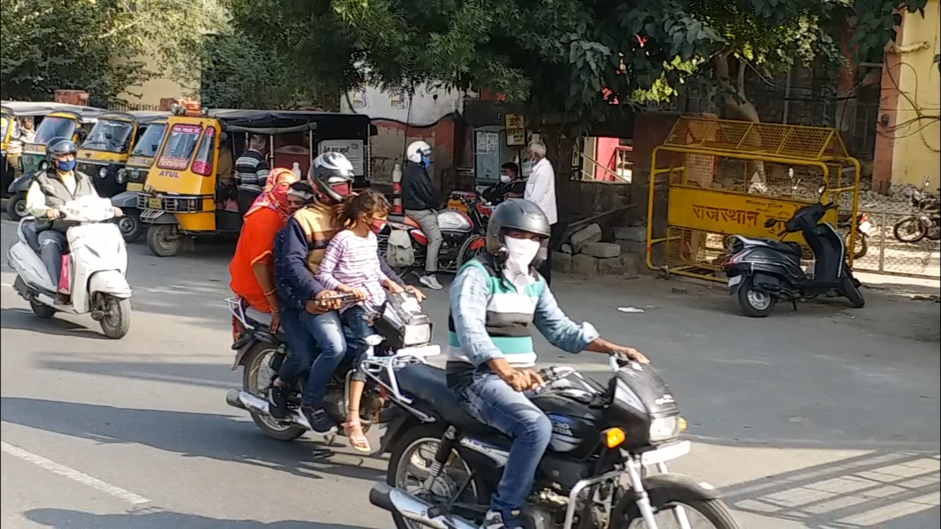 पिलियन राइडर अपनाएं सावधानियां, Pillion Rider Follow Precautions