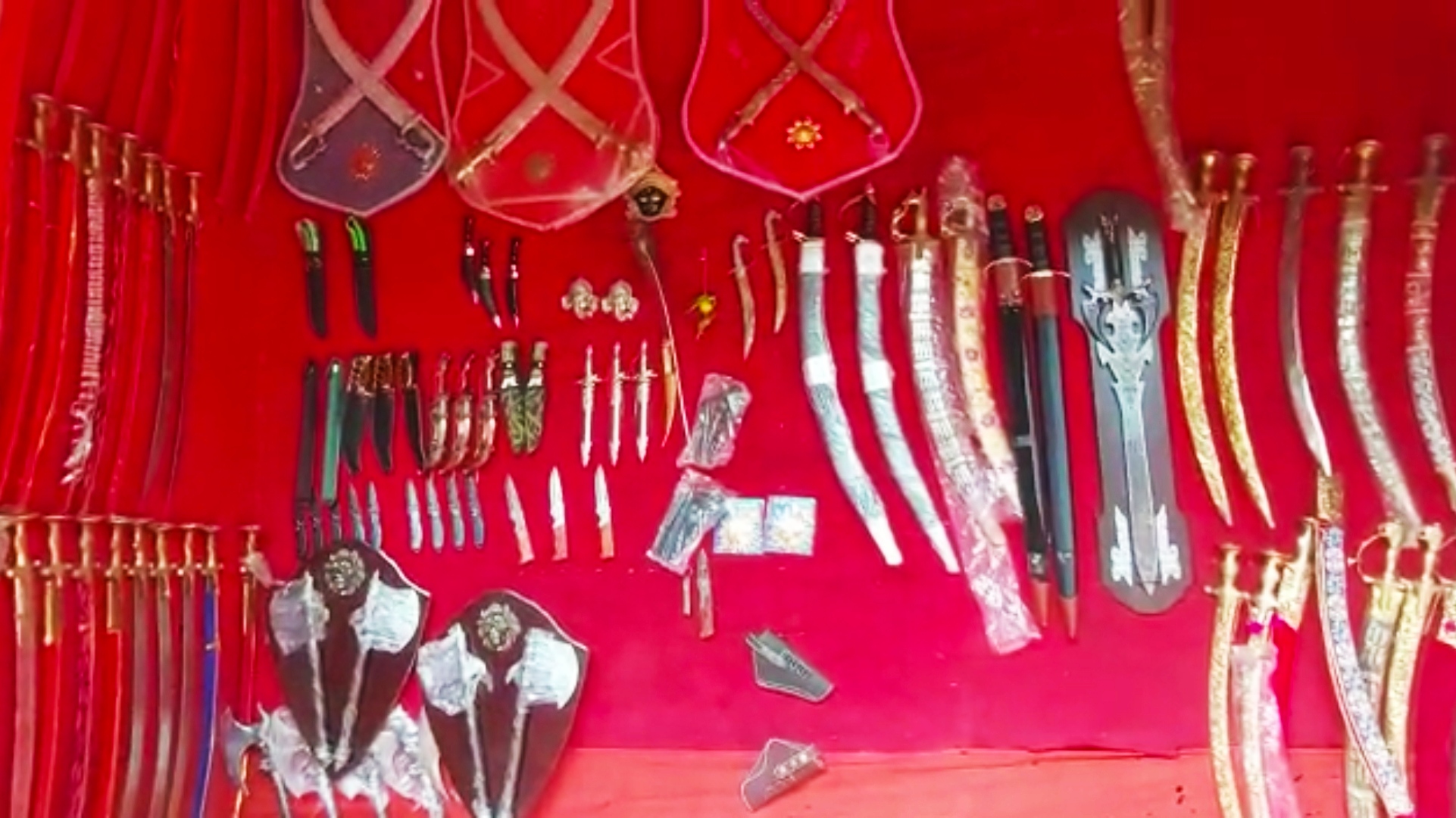 सजावटी सामान की आड़ में धारदार हथियार, sharp weapons under decorative items