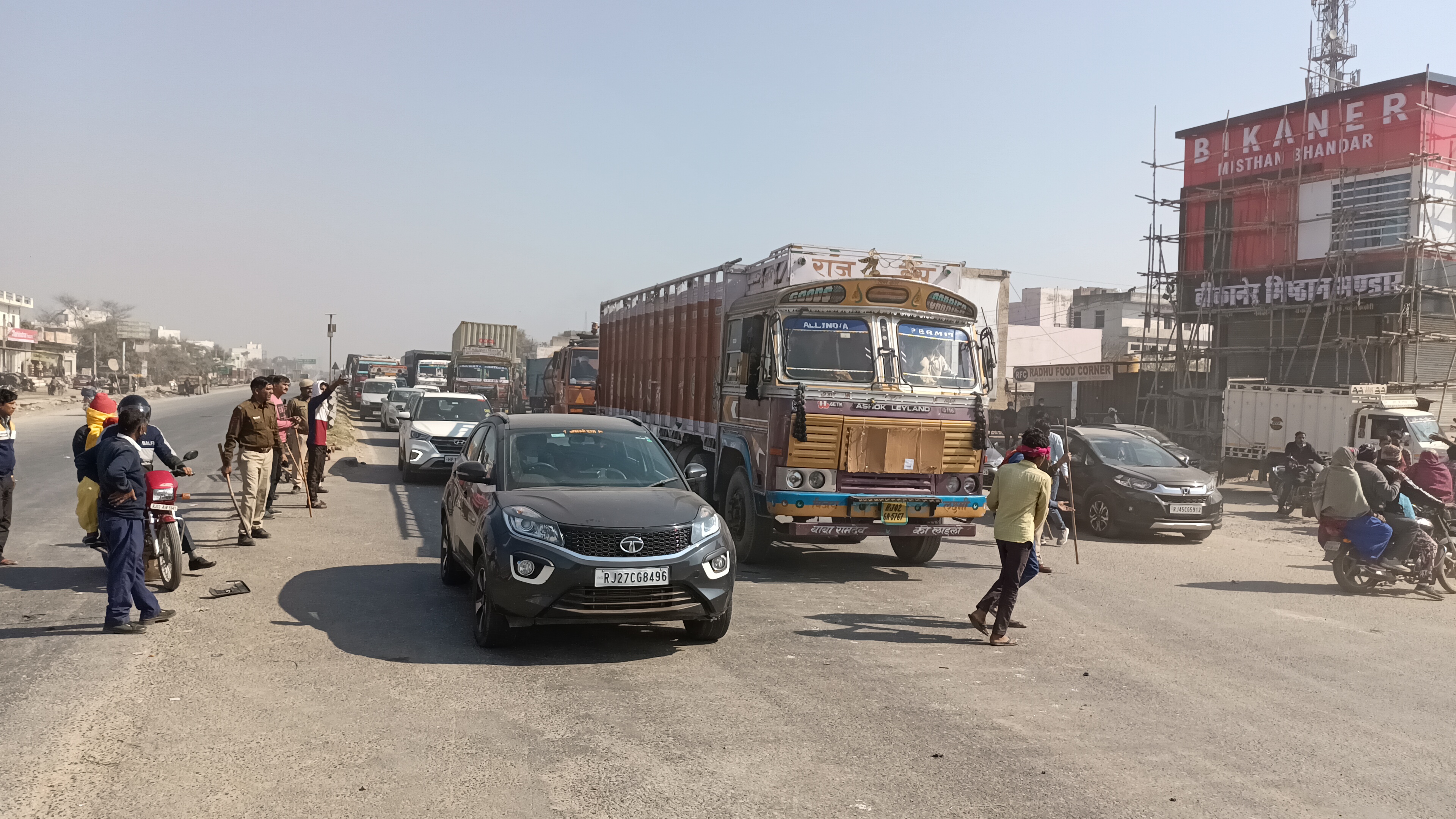 बहरोड़ के जागुवास चौक पर लगा जाम, Jamuwas Chowk in Bahrod jammed