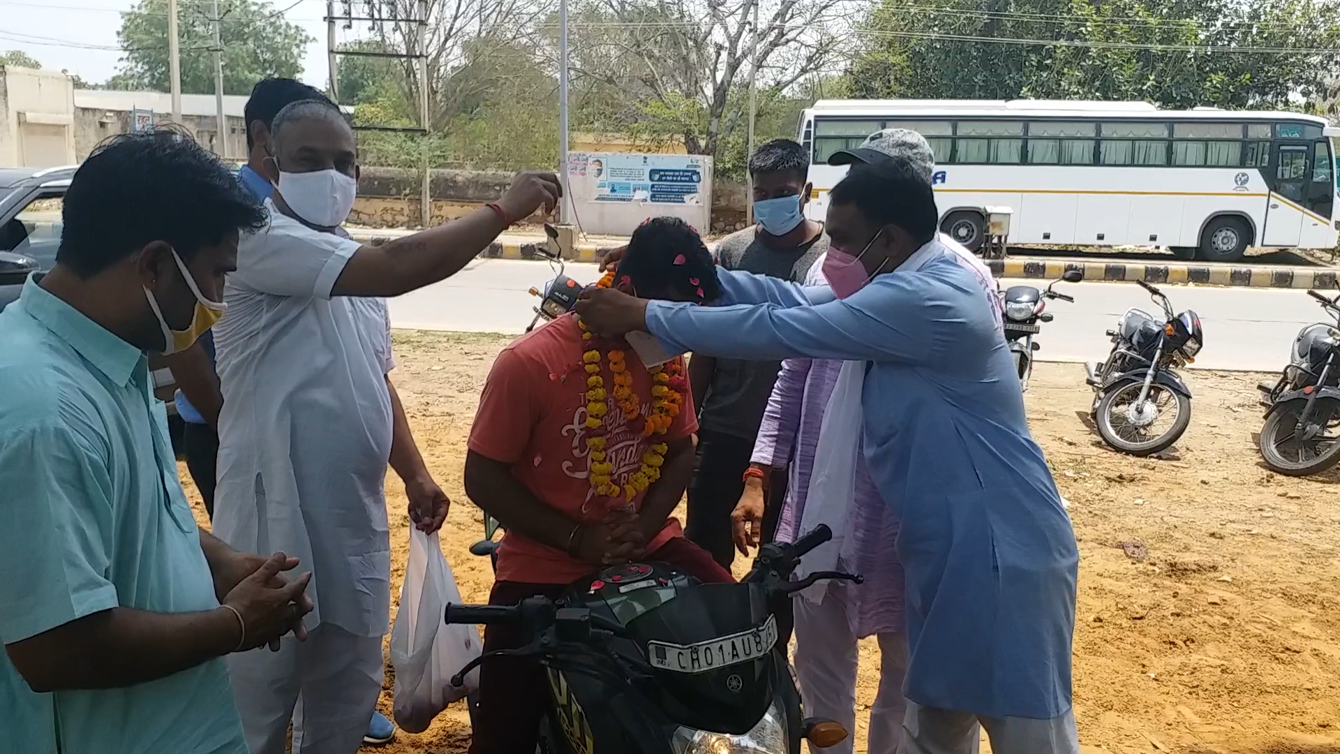 Arjun Bali, BJP district president Sanjay Naruka, Kisan Morcha district president Jitendra Rathore