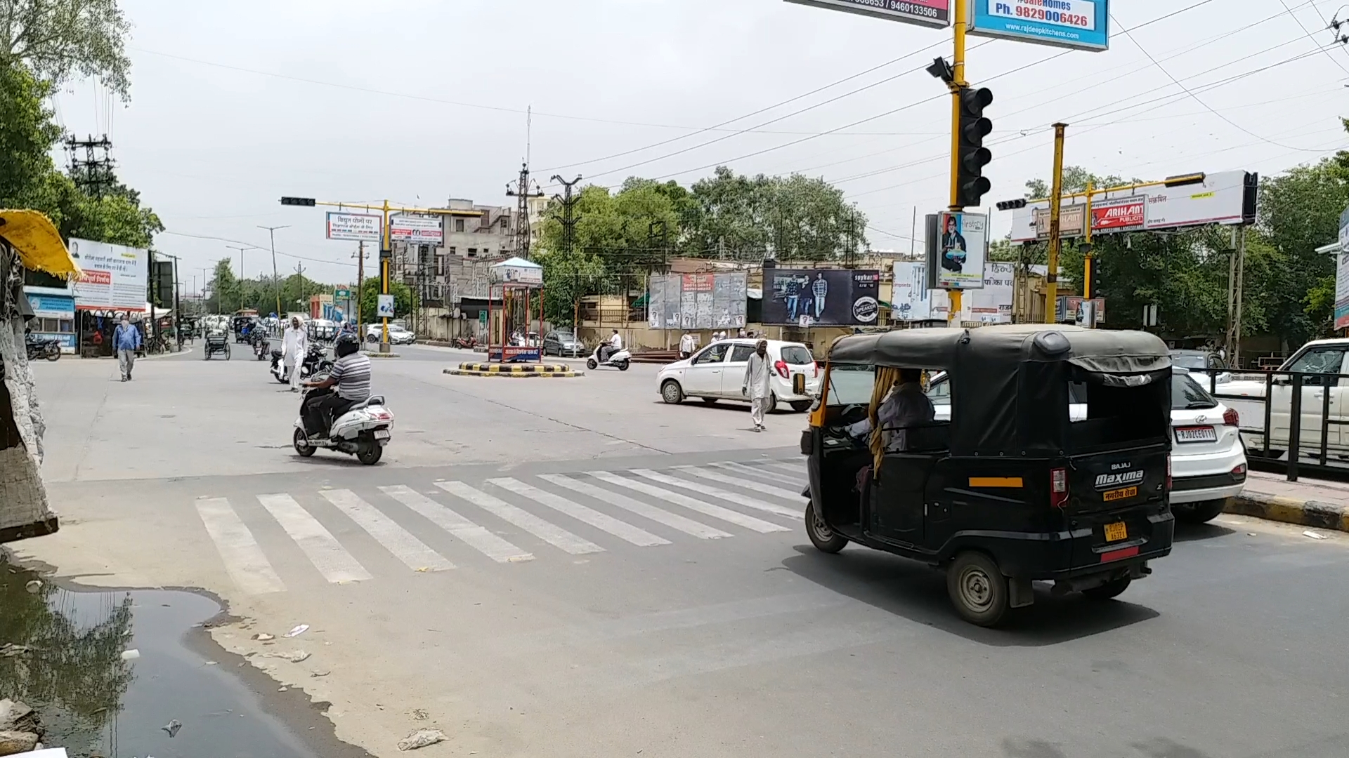 सोशल डिस्टेंसिंग को लेकर ट्रैफिक लाइट बंद, Traffic lights closed due to social distancing