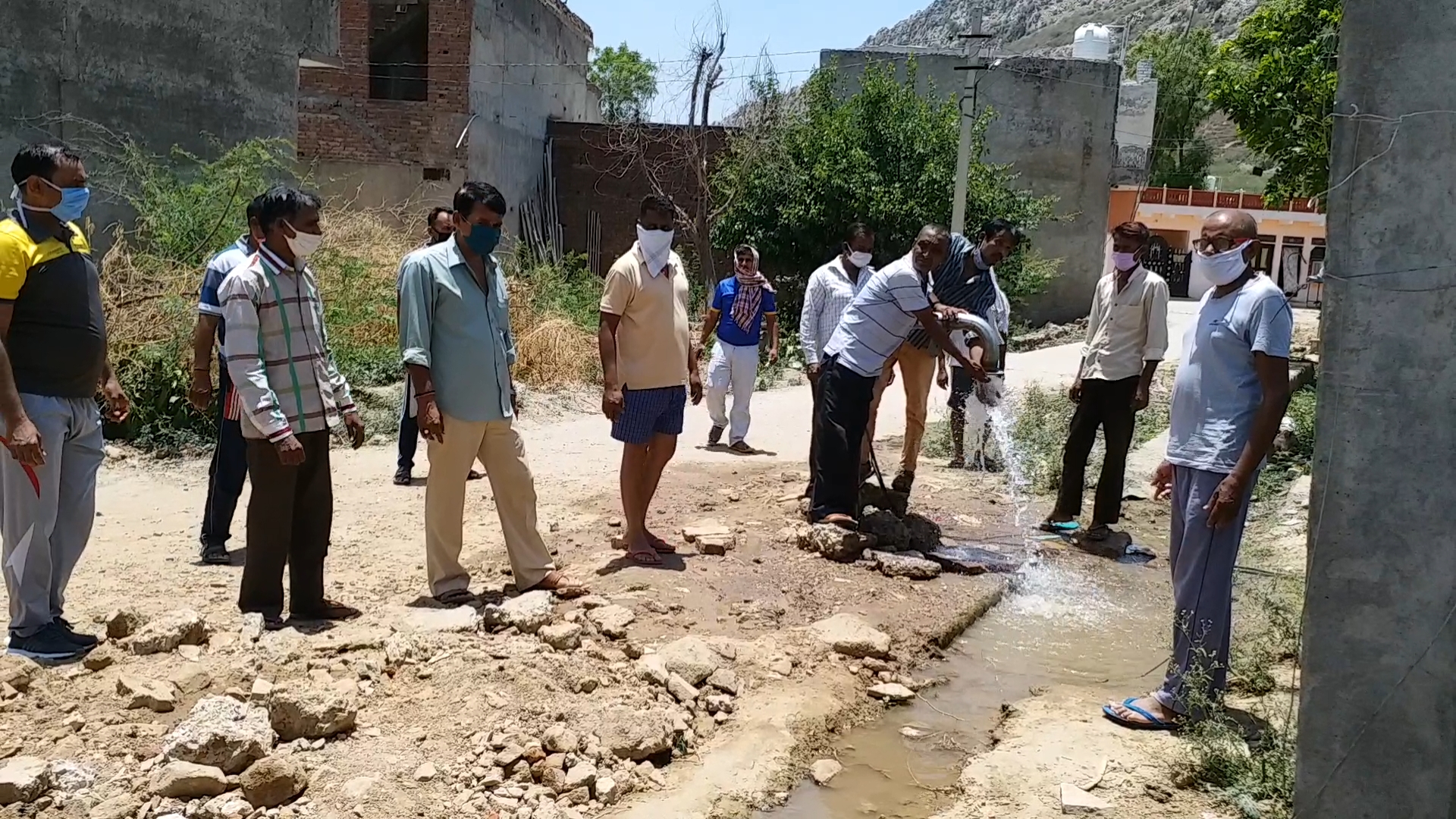 boring water not reaching home, कॉलोनीवासी ने किया विरोध-प्रदर्शन