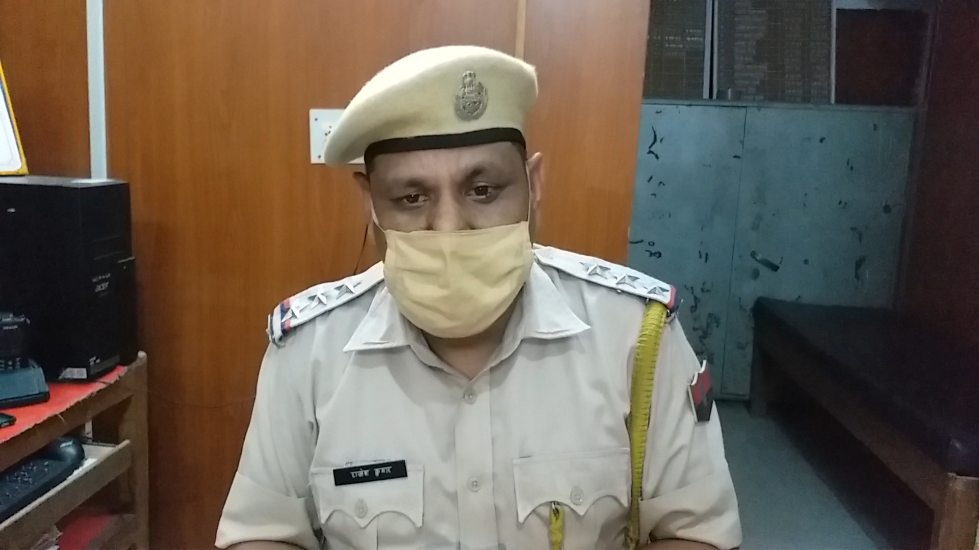 police-caught-thief, बैट्री चोर