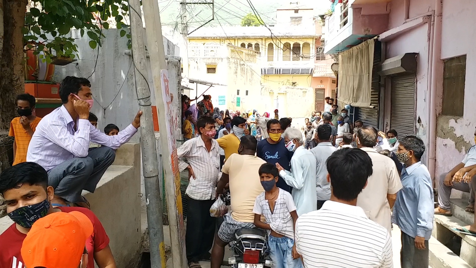 पानी को लेकर दो पक्षों में कहासुनी,Argument between two sides over water