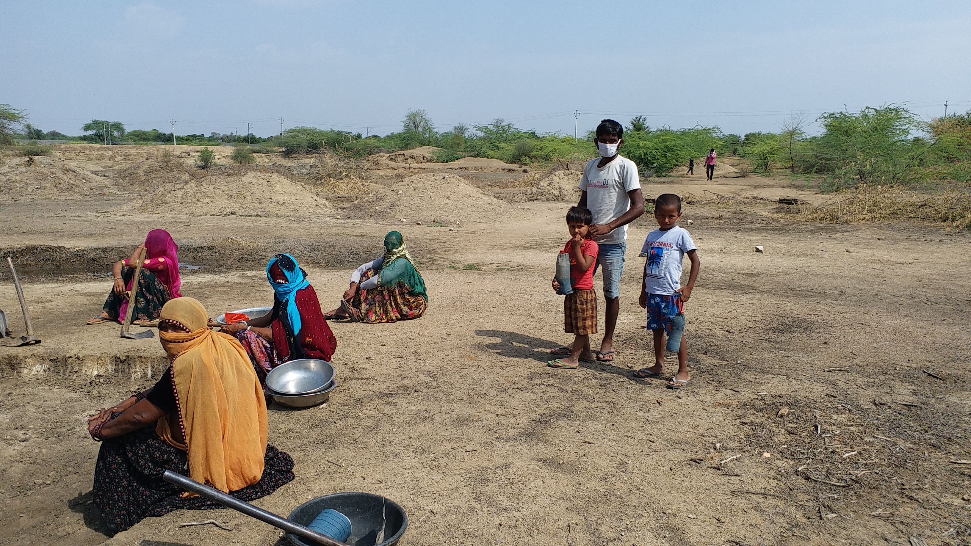 MNREGA labours in bhilwara, MNREGA labours, government claims in MNREGA, bhilwara news, MNREGA news, मनरेगा श्रमिक, भीलवाड़ा में मनरेगा श्रमिक, गर्मी में मनरेगा श्रमिक, भीलवाड़ा न्यूज