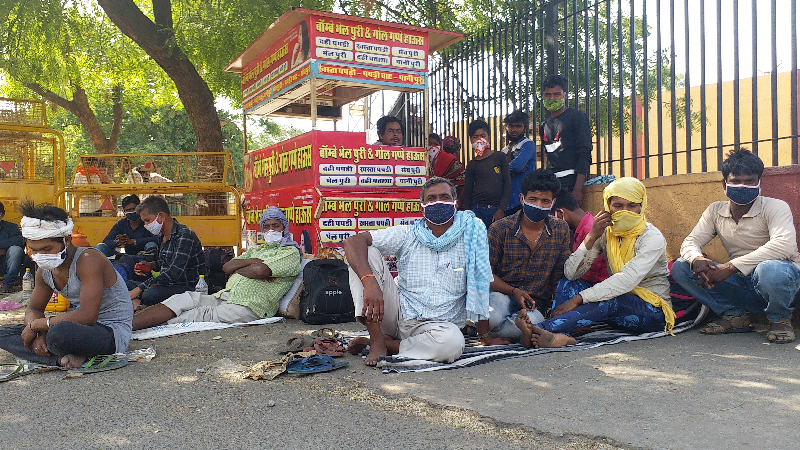 migrant laborers in bhilwara  etv bharat special news  bhilwara news  lockdown 4.0 news  industrial units closed  migrant labors pain