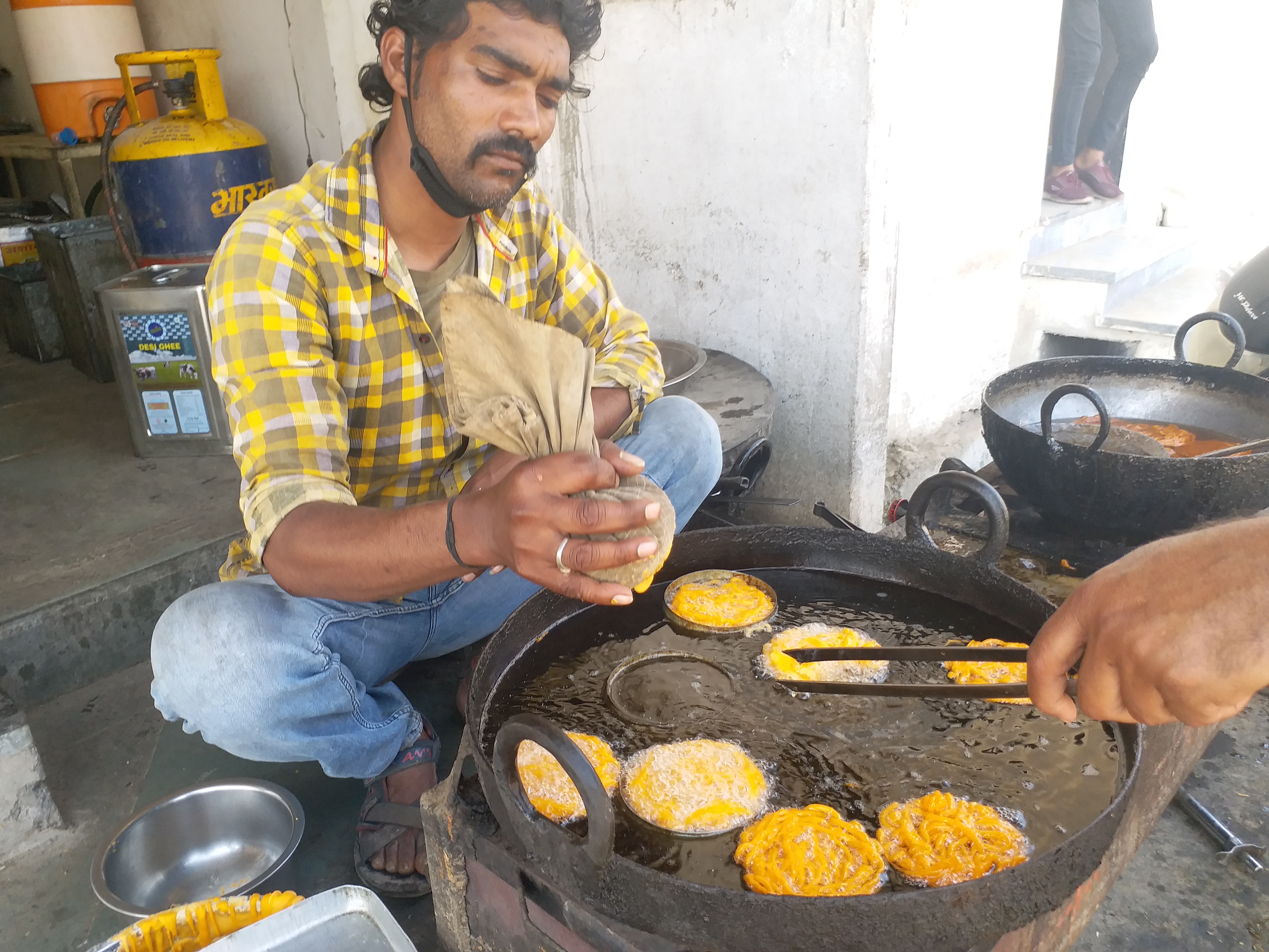 Sindhi society eats gear sweets, gear sweets on the occasion of Holi in Bhilwara, gear sweets Bhilwara