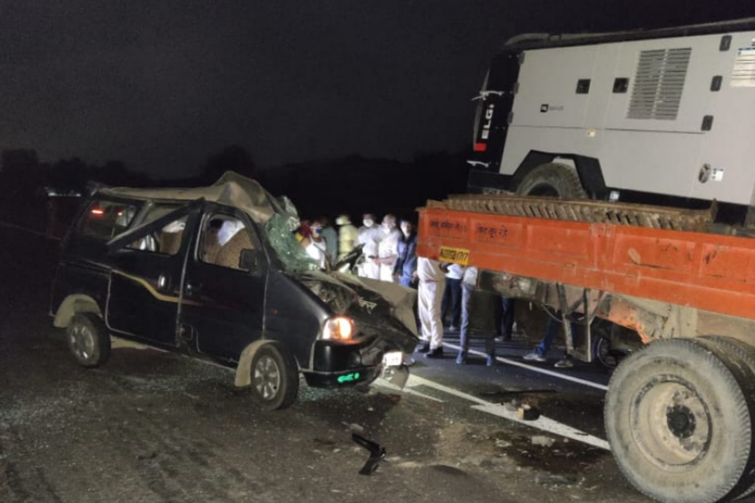 Car entered in a standing trailer, बाड़मेर में खड़े ट्रेलर में घुसी कार