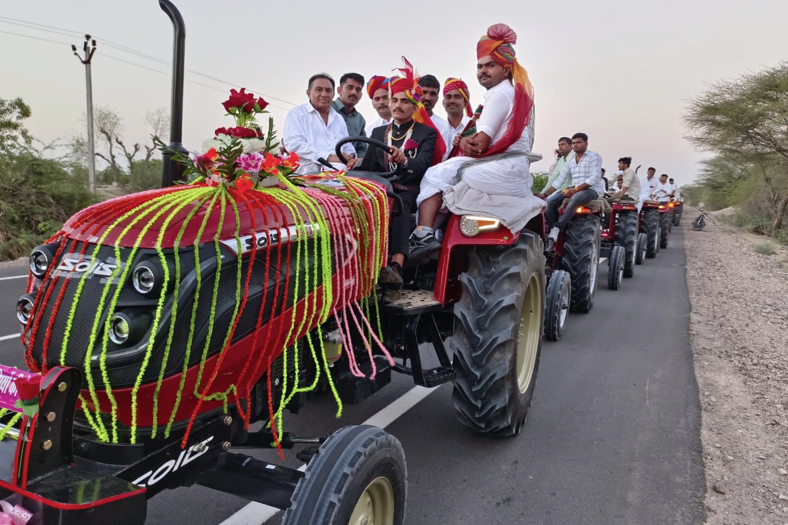 किसान के बेटे की बारात निकली 51 ट्रैक्टर पर