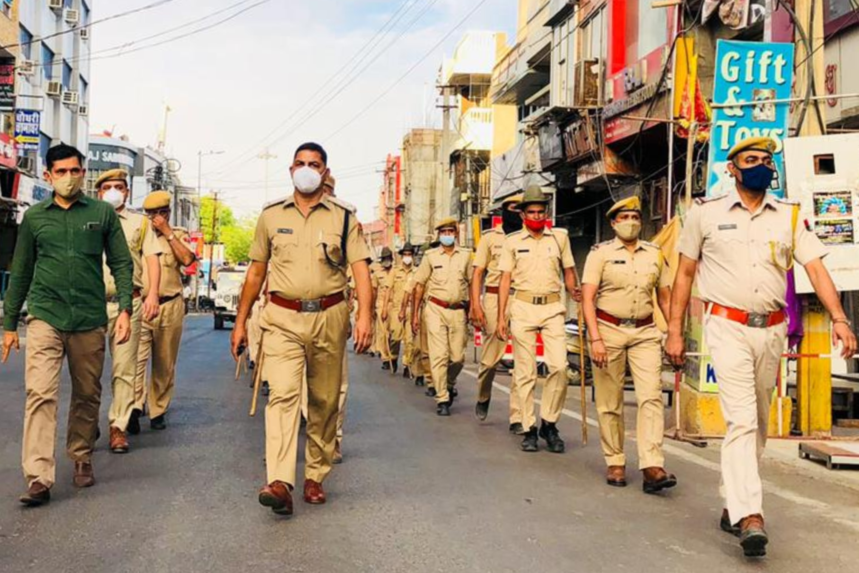 पुलिस ने निकाला फ्लैग मार्च, Police took out flag march