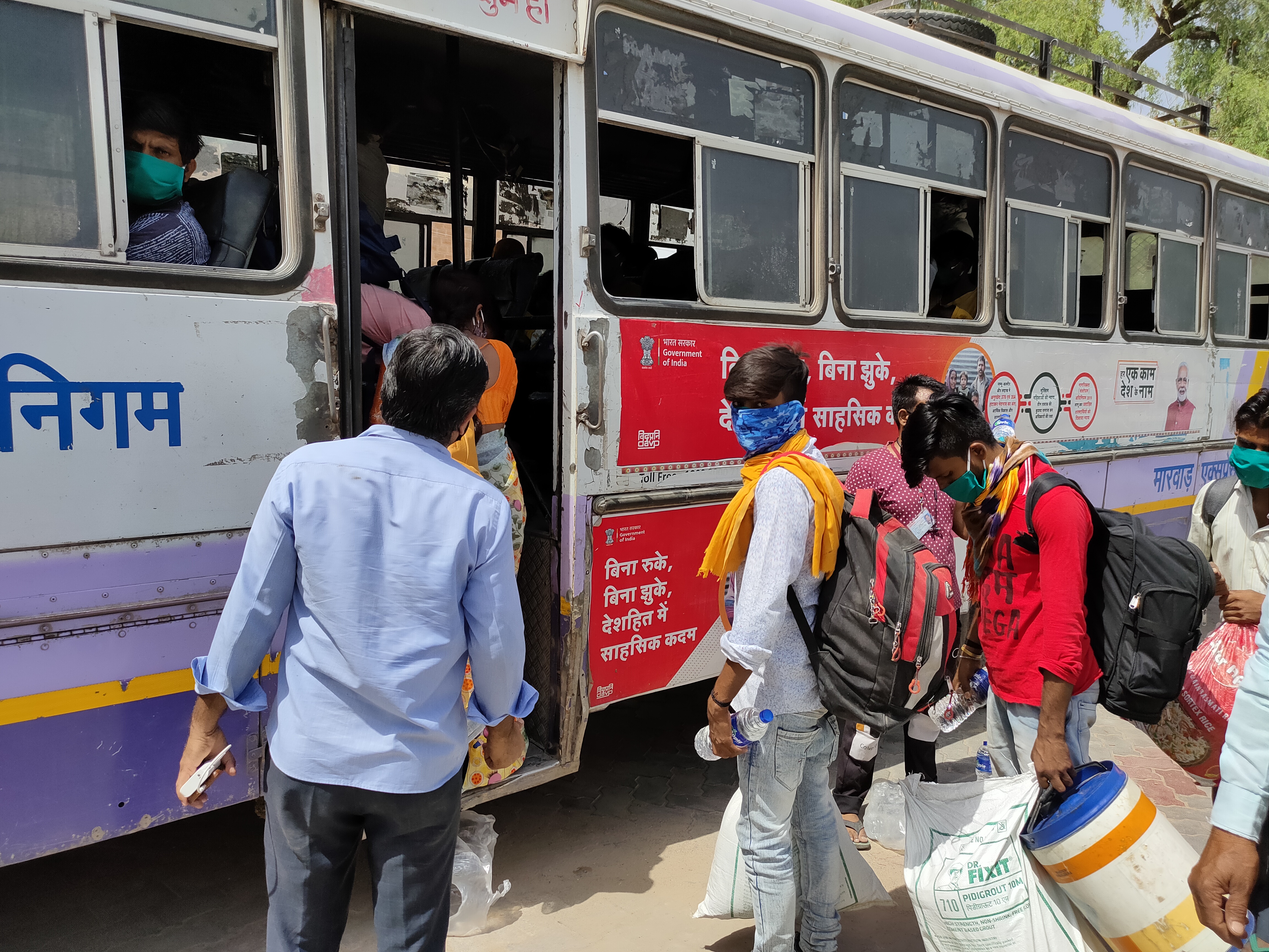 मजदूरों की घर वापसी जारी, Workers home coming continues