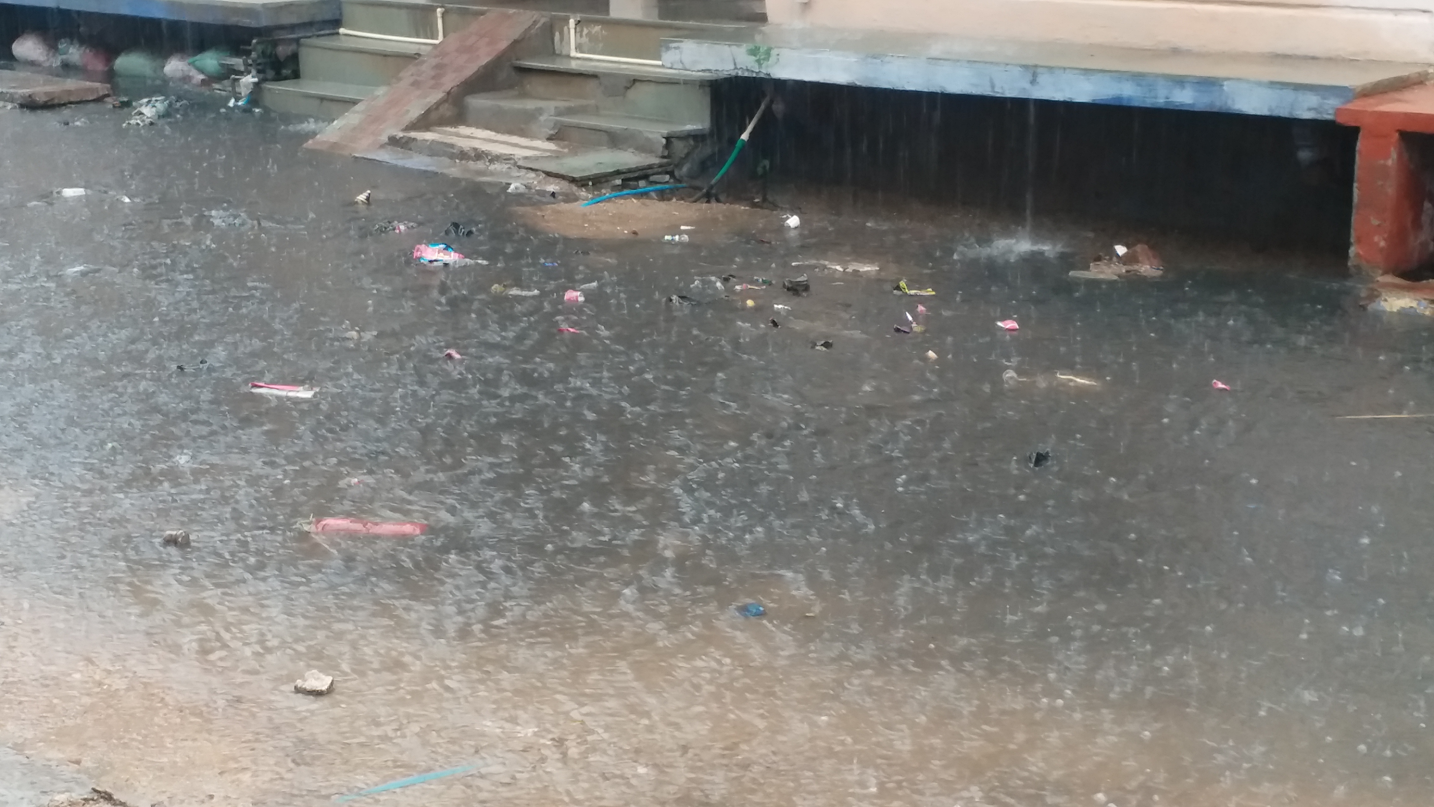 सड़कों पर आया पानी, Water came on the streets Drains