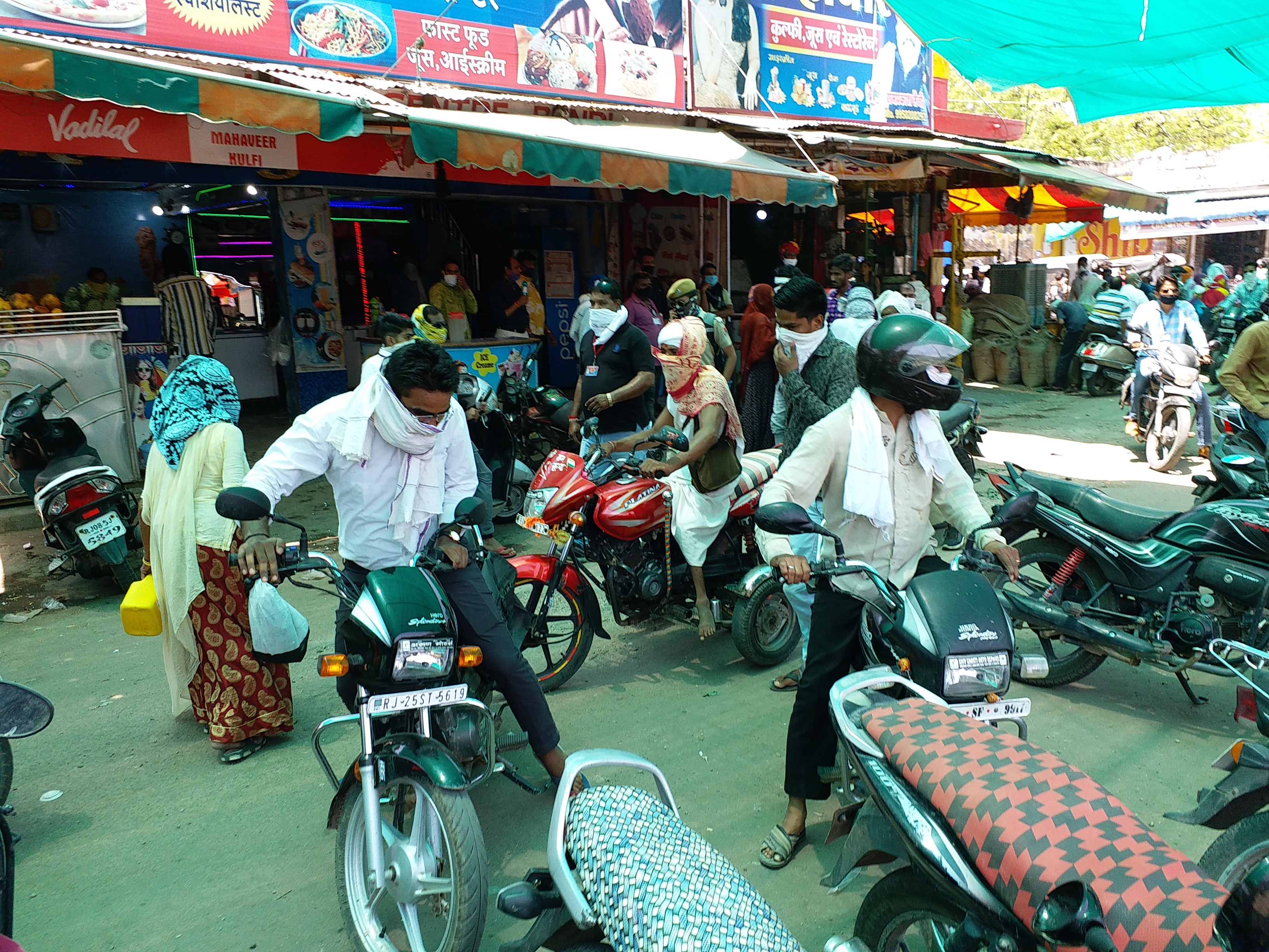 Crowd gathering in shops, बूंदी न्यूज़