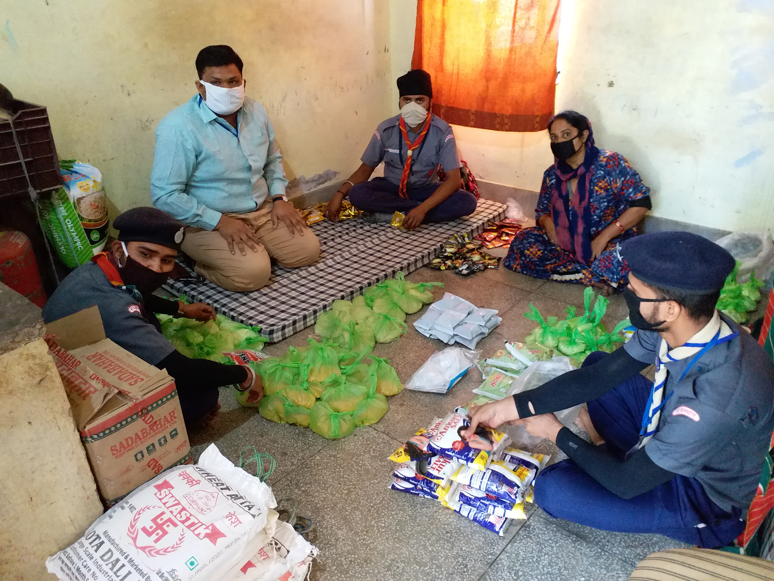 बूंदी में लॉकडाउन lecturer of Bundi is providing ration