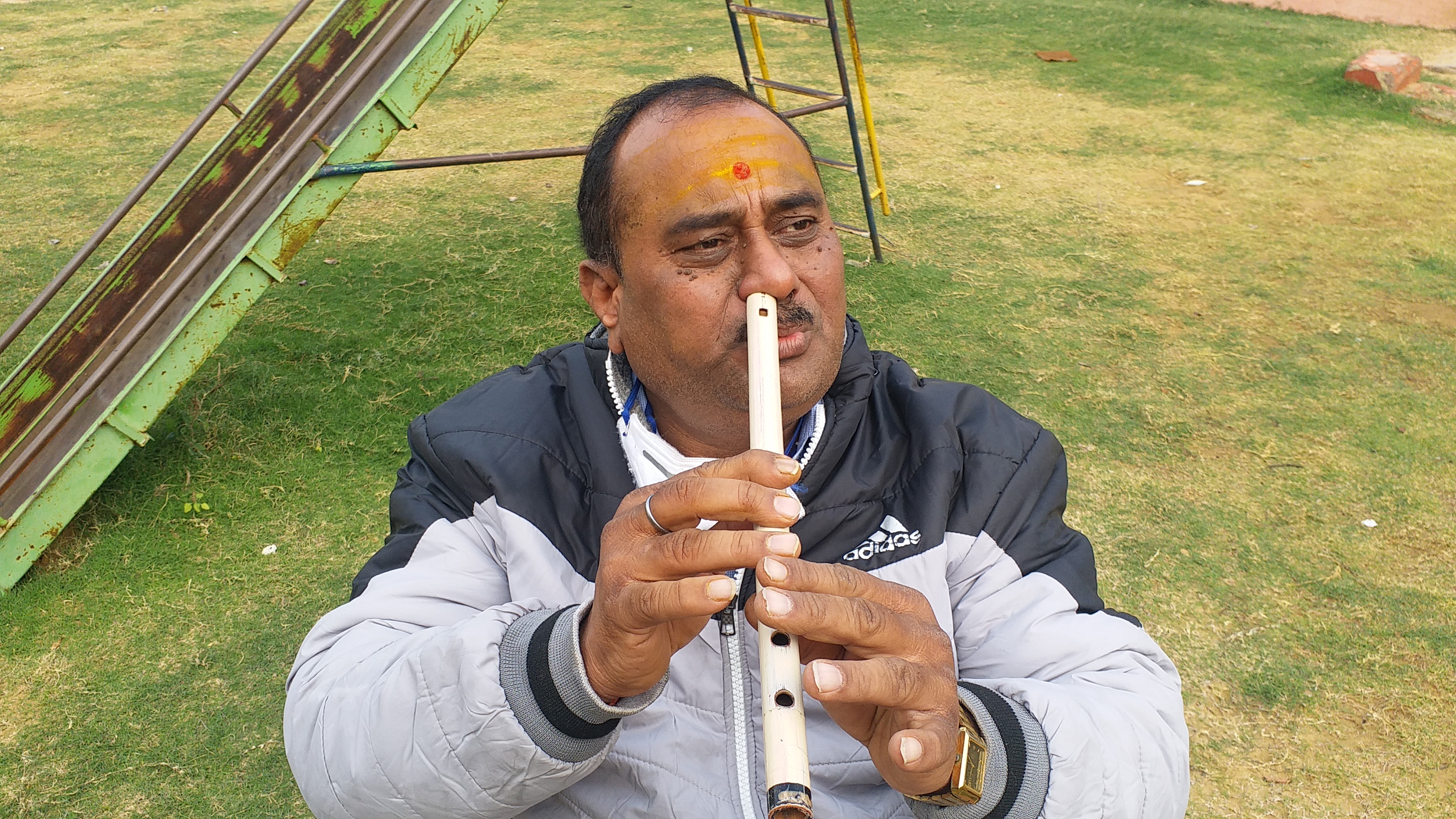 Basant Ojha plays flute through his nose,  basant ojha from bikaner