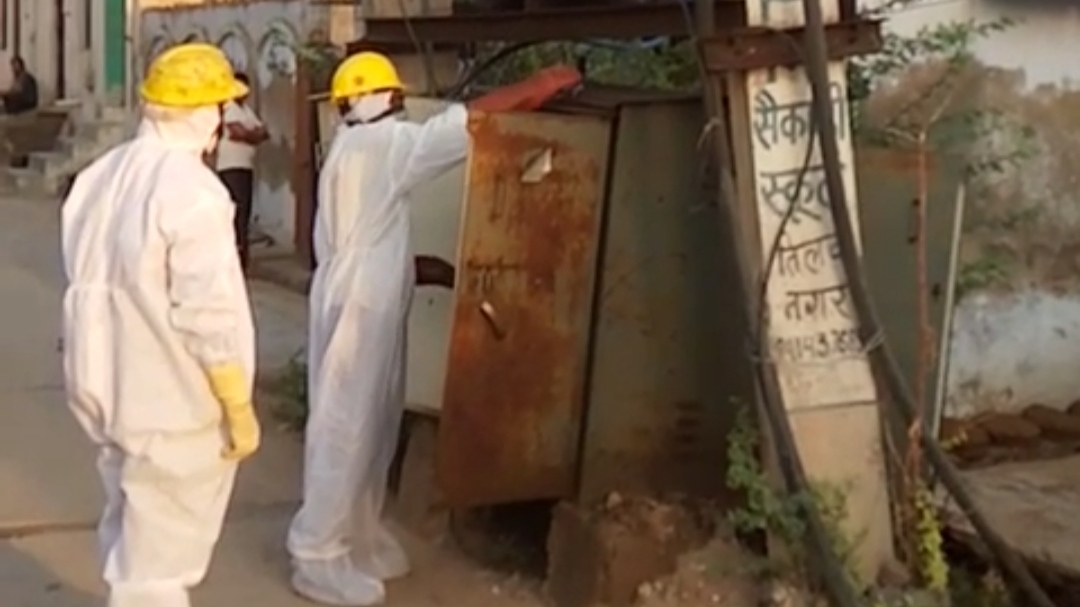 Power Employees Wearing PPE Kits, बिजली कर्मचारी पहन रहे पीपीई किट