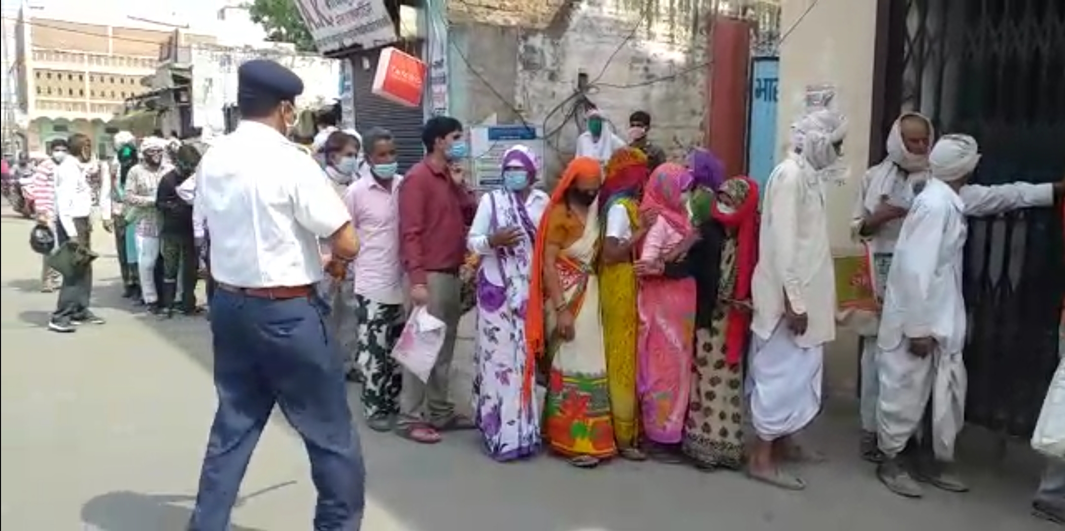 पुलिस अधीक्षक ने निकाला फ्लैग मार्च, Superintendent of Police took out flag march