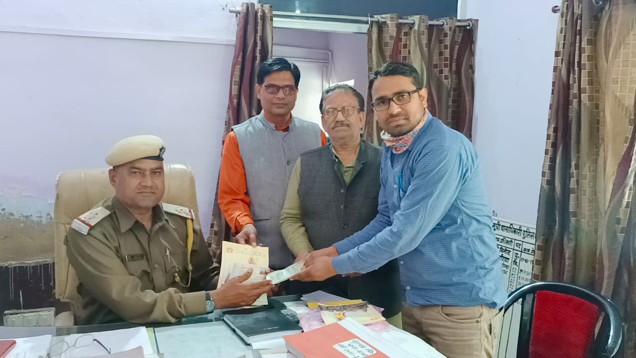 थानाधिकारी ने राम जन्मभूमि के लिए दी समर्पण राशि, The officer gave the surrender amount