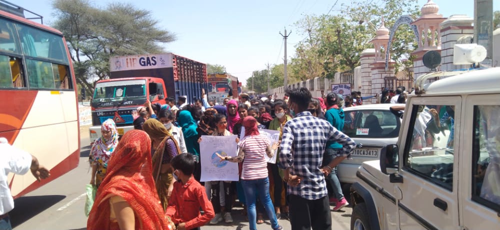 Demand to fill the vacant posts of lecturers in Churu,  Students protest by road blockade