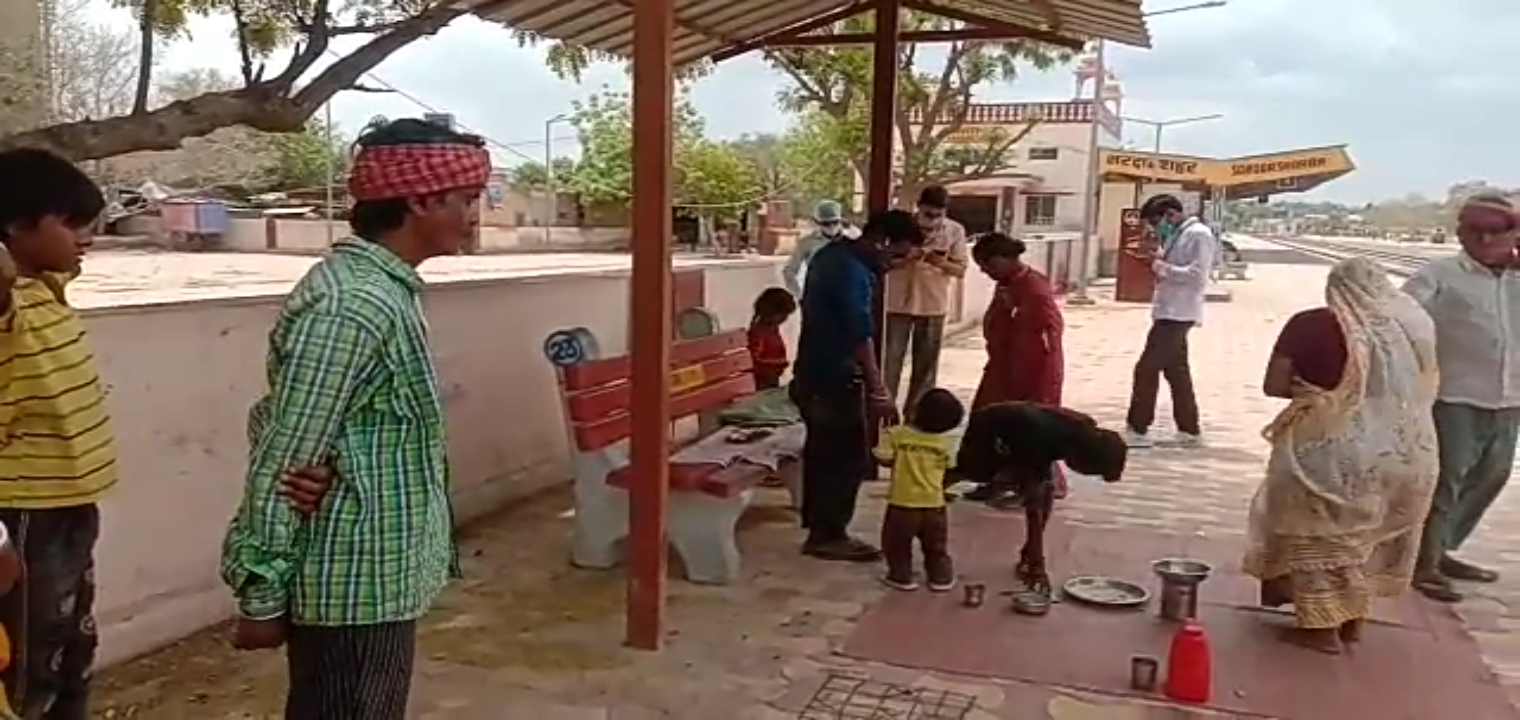 churu news  sardarsahar news  workers trapped in sardarshahar  forced to live under the open sky