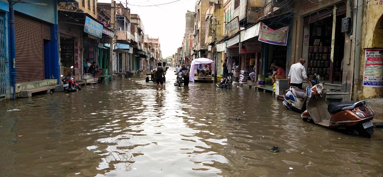 Problem of filling water in Sardarshahar market