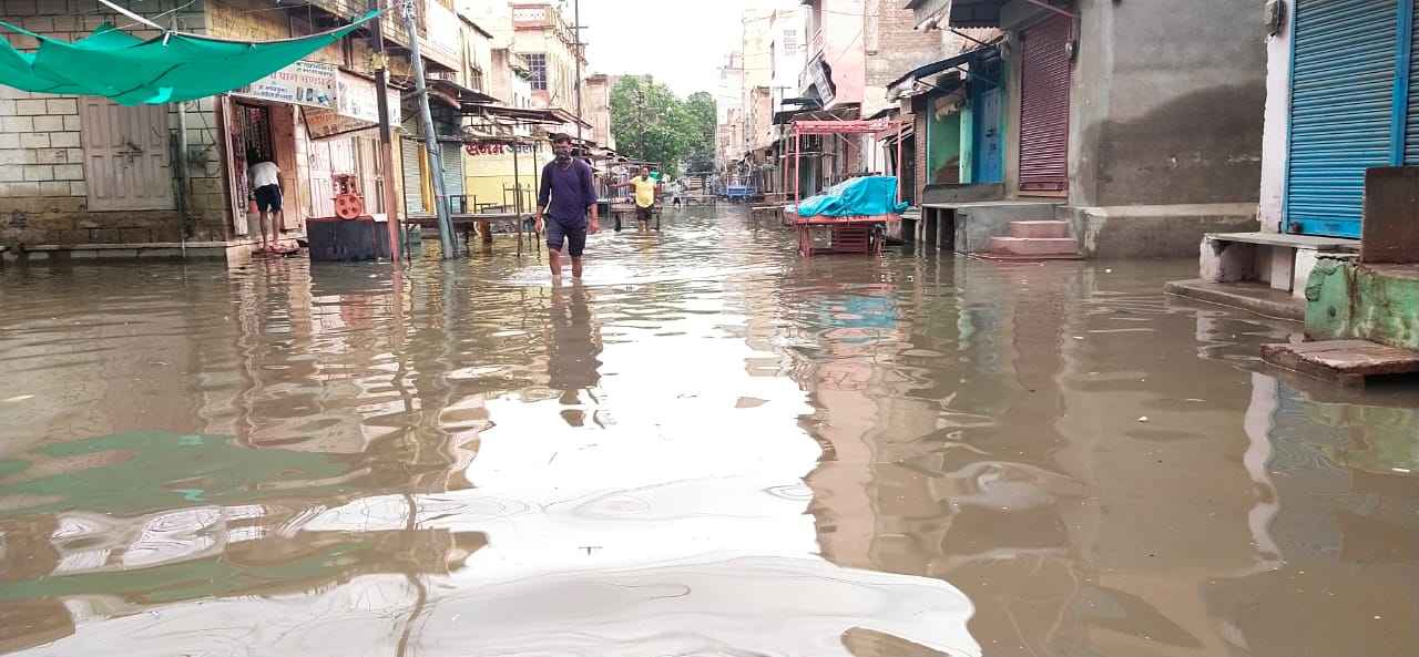 Problem of filling water in Sardarshahar market