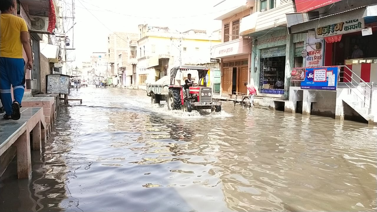 Problem of filling water in Sardarshahar market