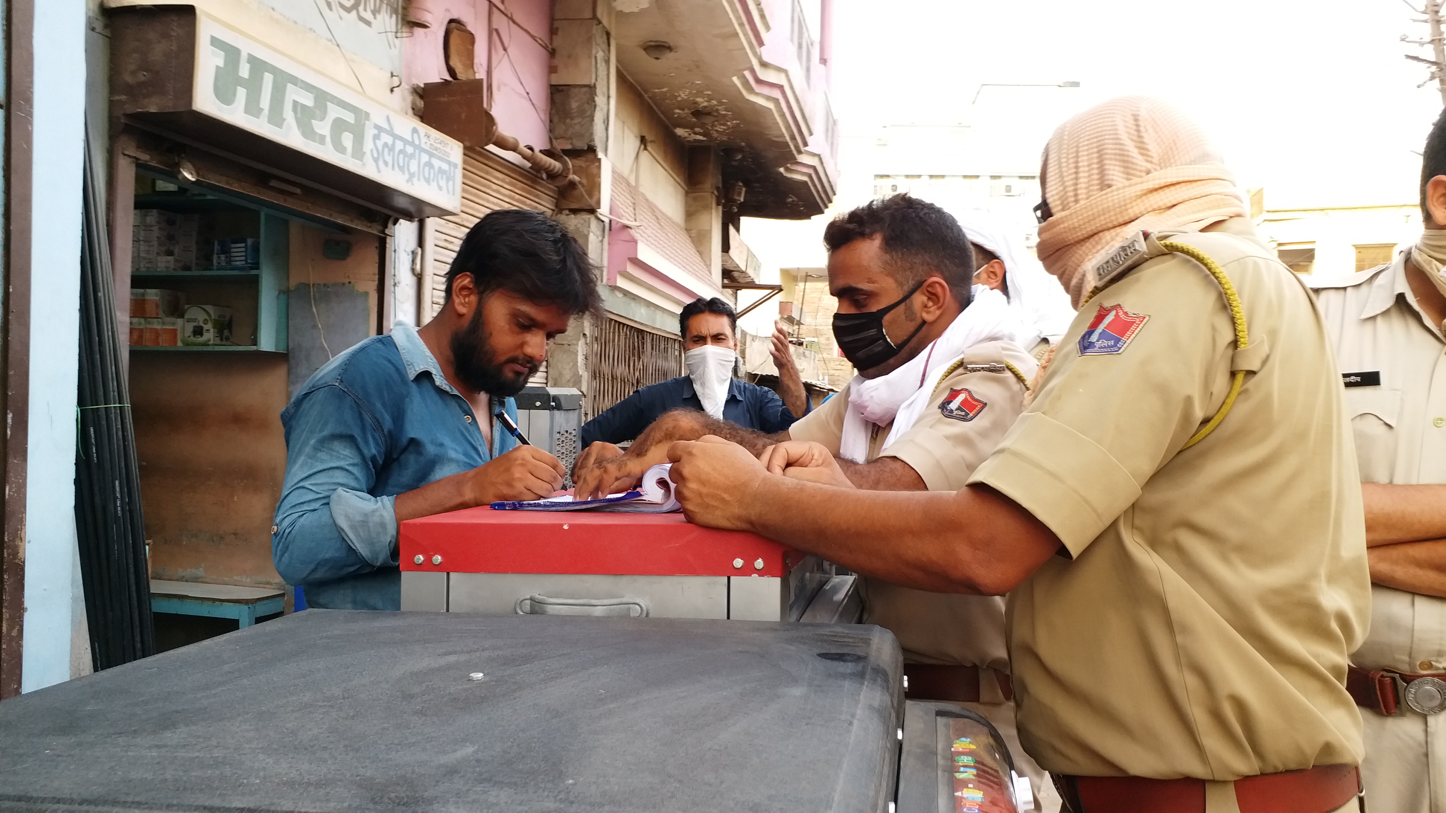 पुलिस ने लोगों के काटे चालान, Police cut challans of people