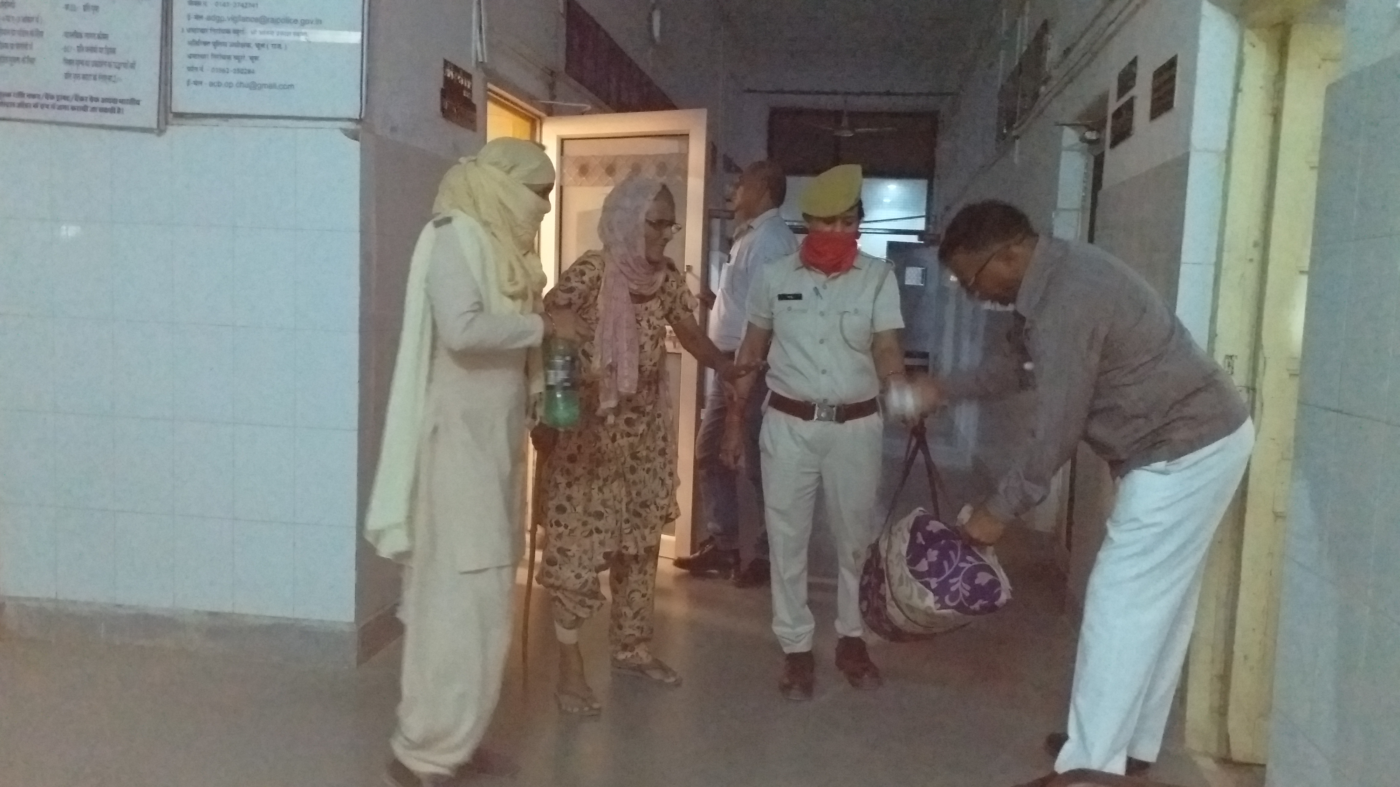 the-old-lady-who-came-to-meet-churu-sp-fell-on-the-ground-police-did-not-help