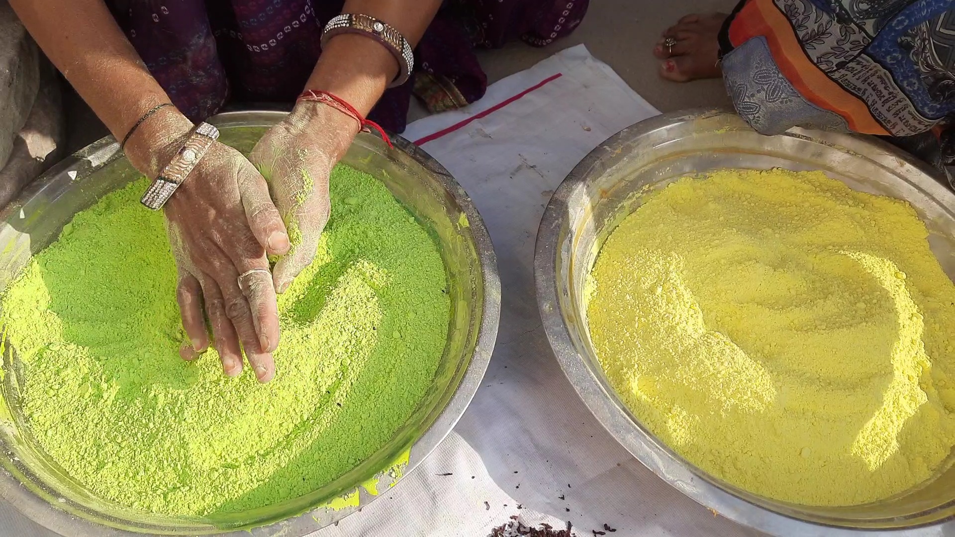 महिलाएं बना रही हर्बल गुलाल, Women making herbal gulal